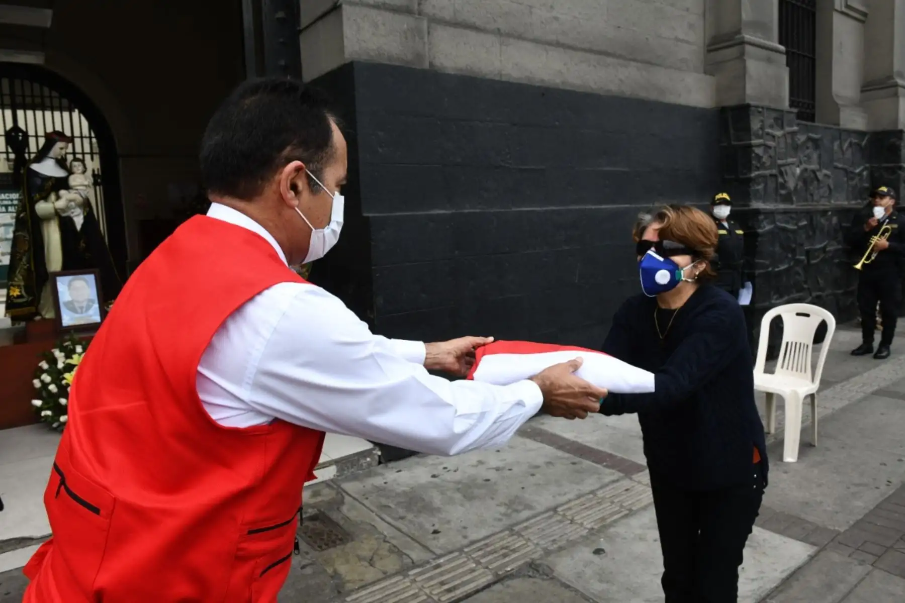 Ministro del Interior, Gastón Rodríguez, rinde homenaje póstumo, en la comisaría Alfonso Ugarte, al suboficial de la de PNP, David Monteagudo Rojas, quien falleció a causa del coronavirus. Sus familiares reciben quepí y el Pabellón Nacional, que defendió con honor y coraje. Foto: ANDINA/Mininter