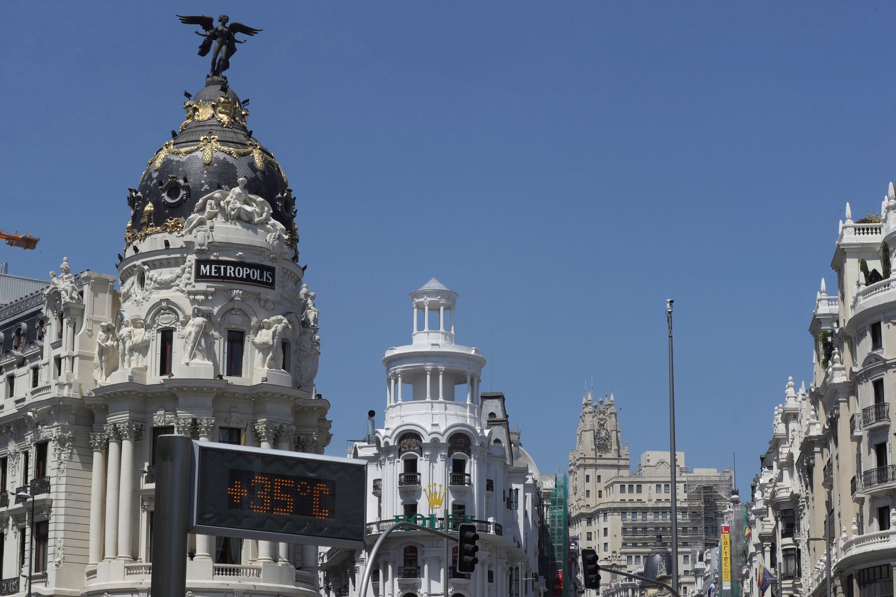 Termómetros marcan los 35 grados centígrados en la calla de Alcalá de Madrid. Foto: EFE