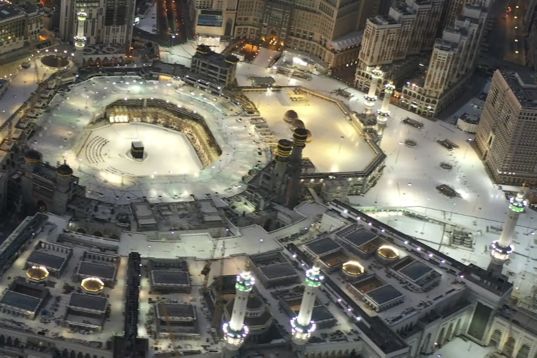 Una vista aérea de la Gran Mezquita y Kaaba en el centro de la ciudad santa de La Meca de Arabia Saudita. Luce vacía en pleno toque de queda decretado debido altos contagios por coronavirus. Foto: AFP