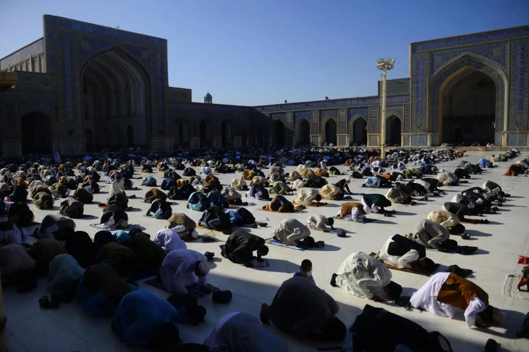 Los devotos musulmanes ofrecen oraciones al comienzo del festival Eid al-Fitr, que marca el final del mes sagrado musulmán del Ramadán en la mezquita Jami, en Herat. Foto: AFP