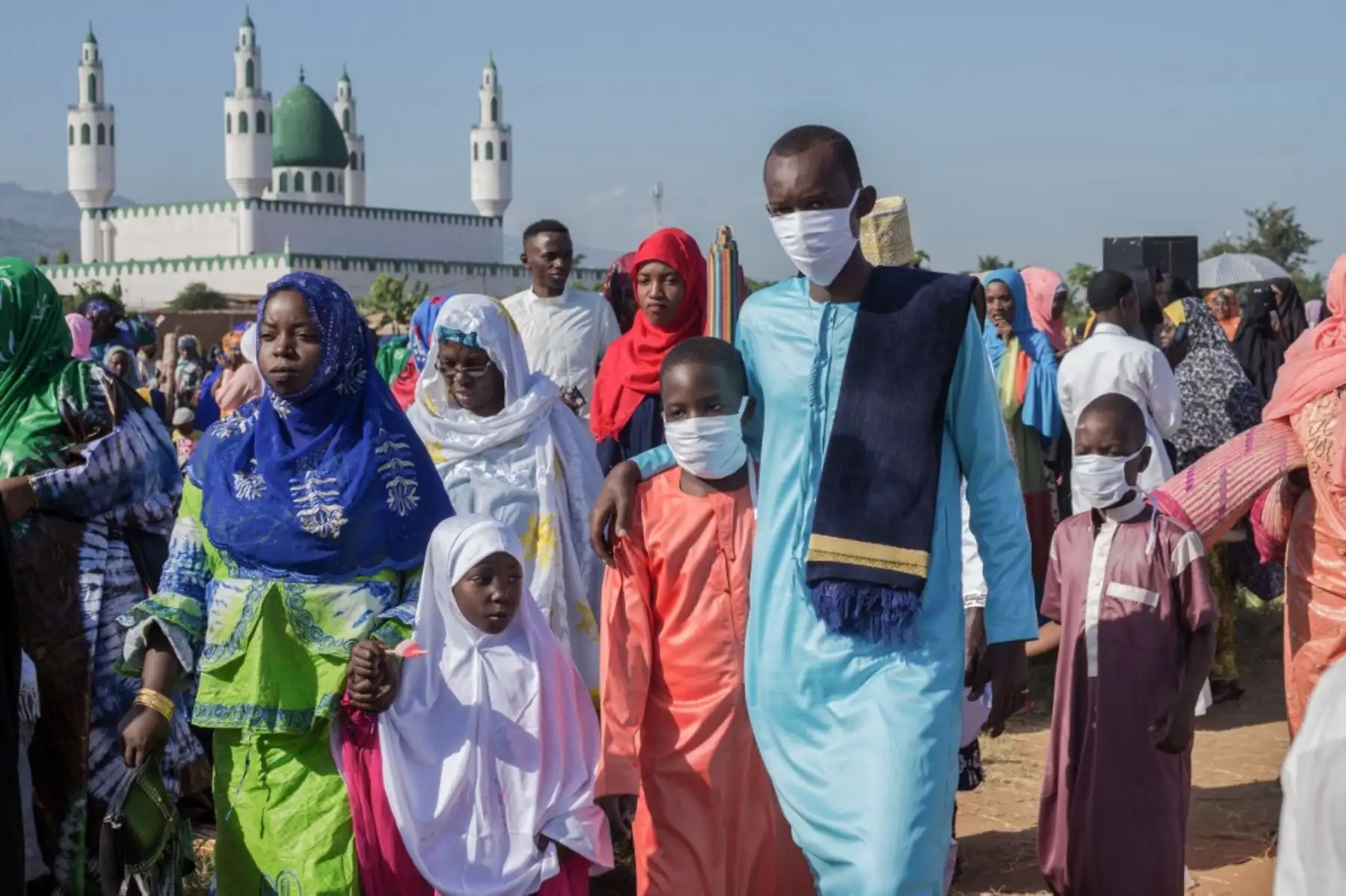 Los fieles musulmanes se van después de ofrecer las oraciones de Eid al-Fitr que marcan el final del mes sagrado musulmán del Ramadán en Bujumbura, Burundi. Todos lucen con mascarillas para evitar contagios por pandemia de coronavirus. Foto: AFP