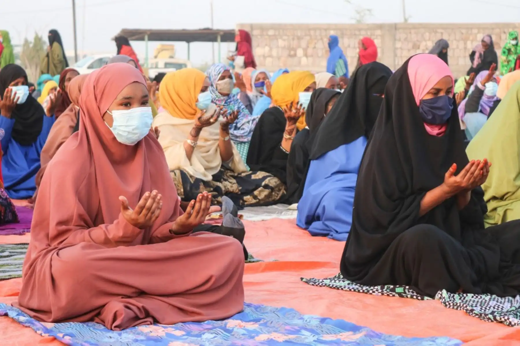 Las mujeres musulmanas respetan el distanciamiento social mientras ofrecen oraciones de Eid al-Fitr que marcan el final del mes sagrado musulmán del Ramadán, en Djibouti. Foto: AFP