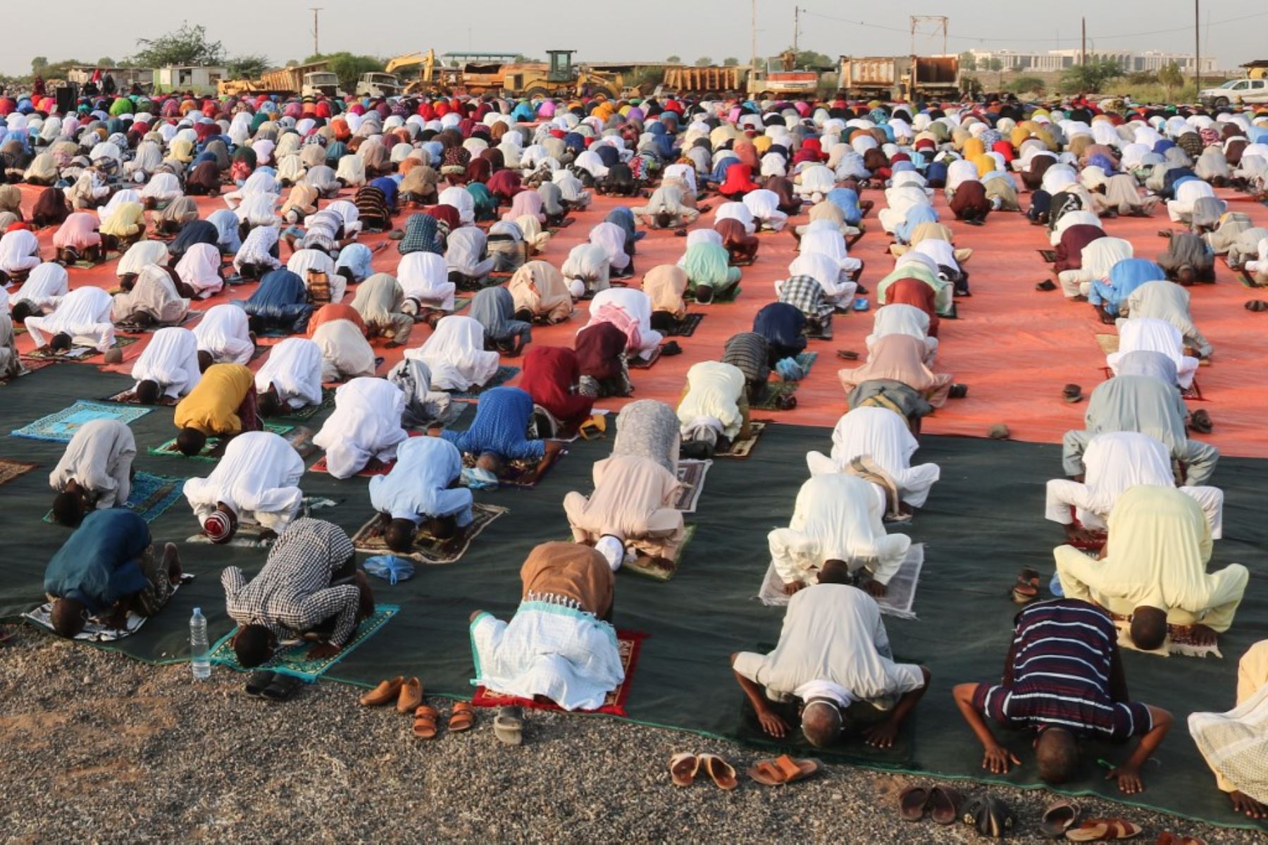 Los musulmanes ofrecen oraciones de Eid al-Fitr manteniendo distancia social, en Djibouti. Foto: AFP
