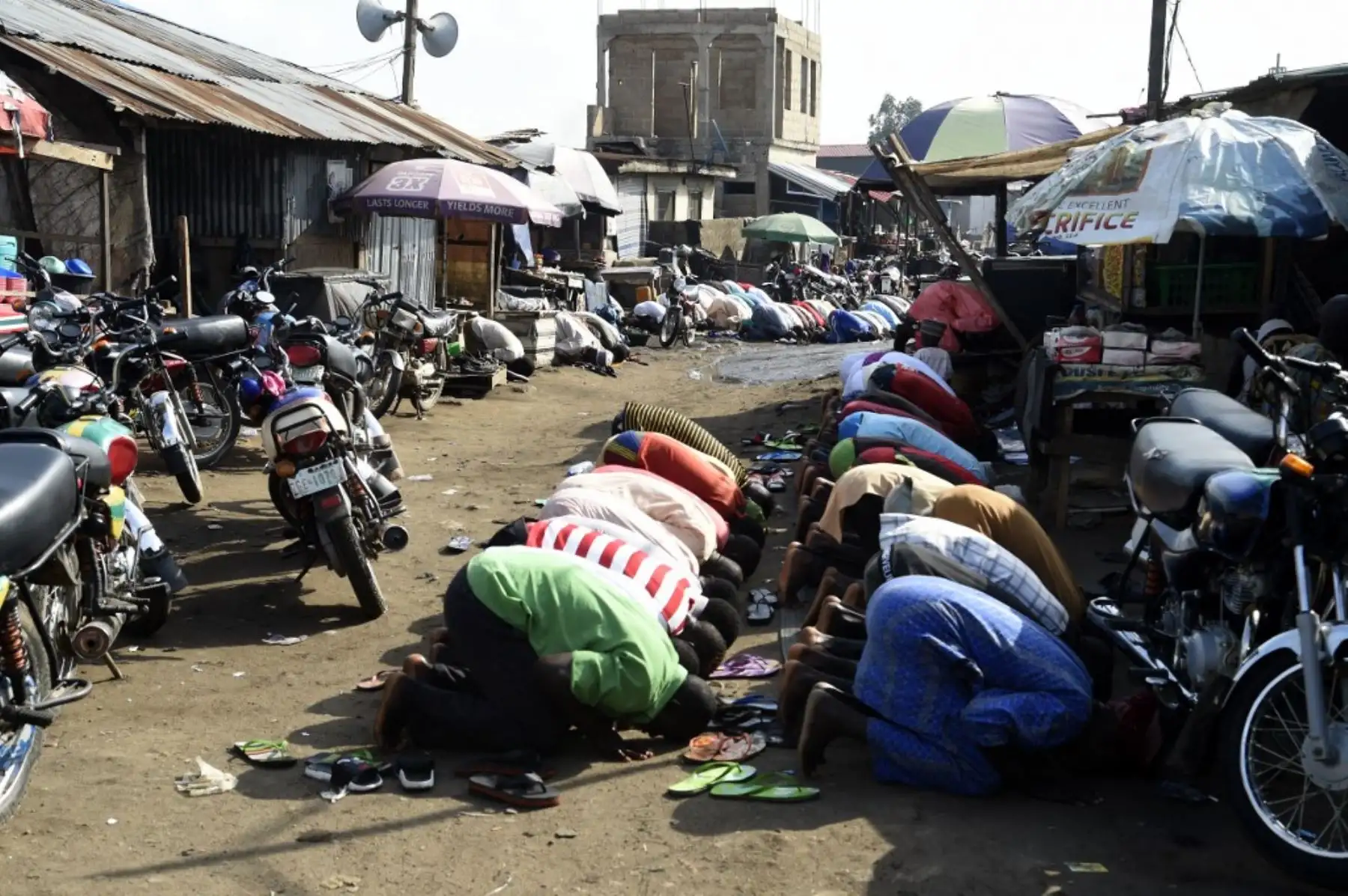 Los fieles se reúnen para realizar una oración para celebrar Eid al-Fitr en Kara Ibafo en el estado de Ogun. Foto: AFP