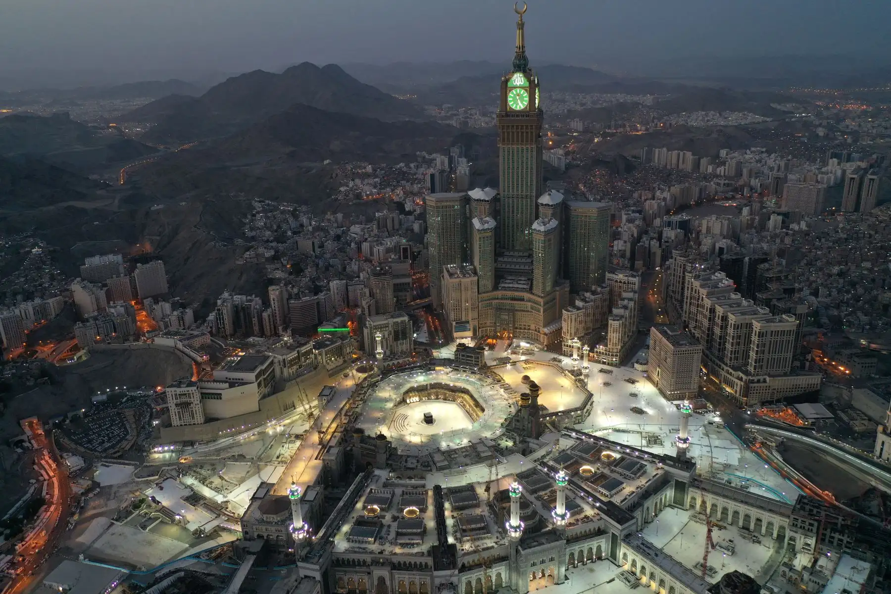 Una vista aérea de la ciudad sagrada de La Meca, en Arabia Saudita, con vistas a la Gran Mezquita y Kaaba en el centro. El país del medio oriente comenzó un toque de queda de cinco días después de que las infecciones por coronarios aumentaron más de cuatro veces desde el inicio del Ramadán. Foto: AFP