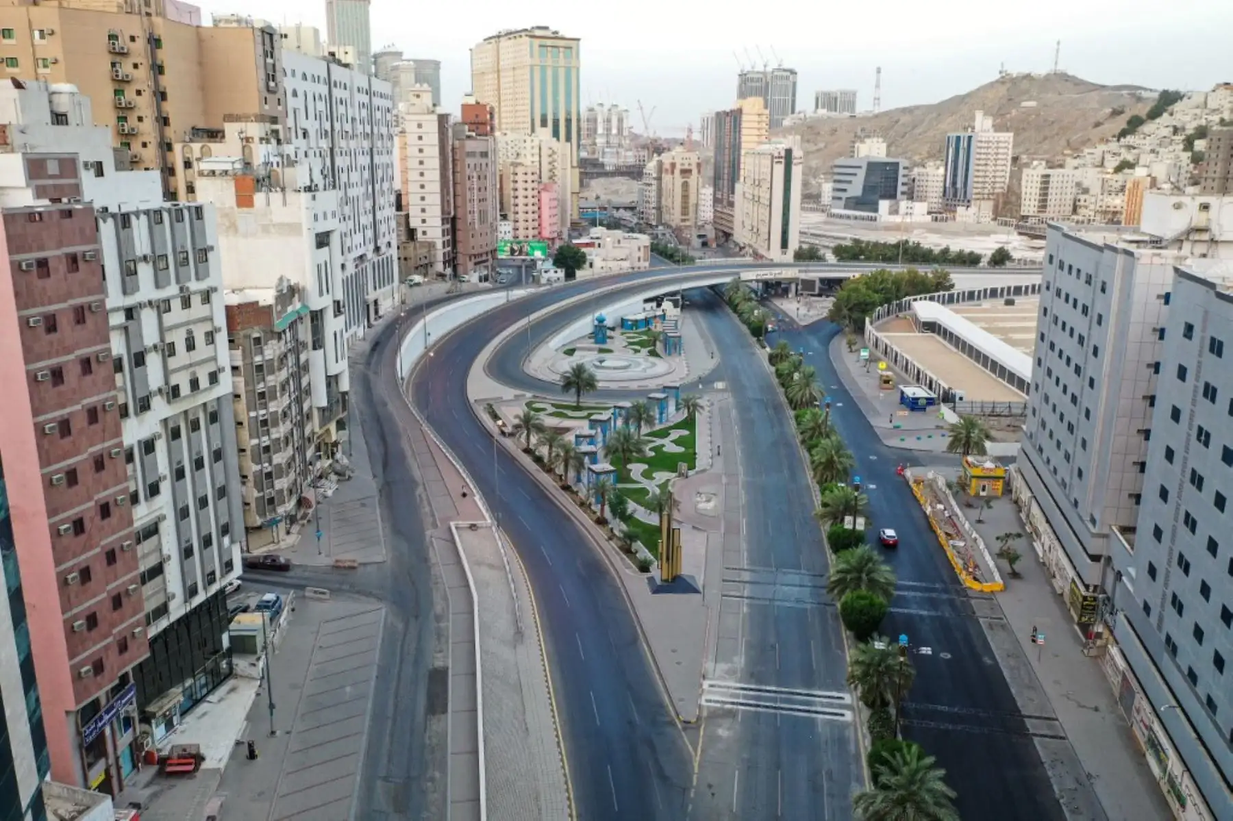 Una vista aérea de un barrio de la ciudad sagrada de La Meca, en Arabia Saudita que luce vacía en pleno toque de queda que se ordenó debido al incremento de contagios que llegó a 68,000. Foto: AFP