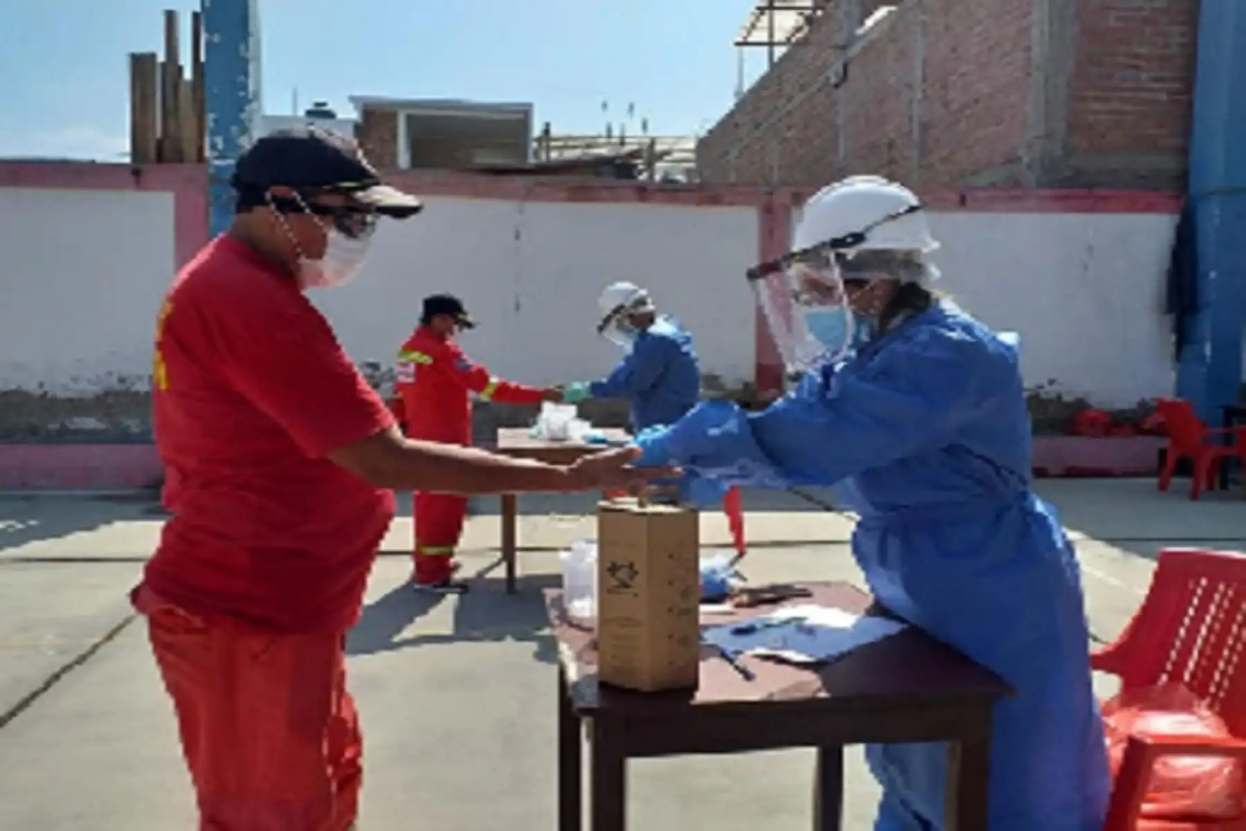 Antonio Casana Alencastre, director de la Red de Salud Pacífico Norte, precisó que en el caso de la Compañía de Bomberos se tomaron pruebas rápidas a un total de 20 miembros de este escuadrón.