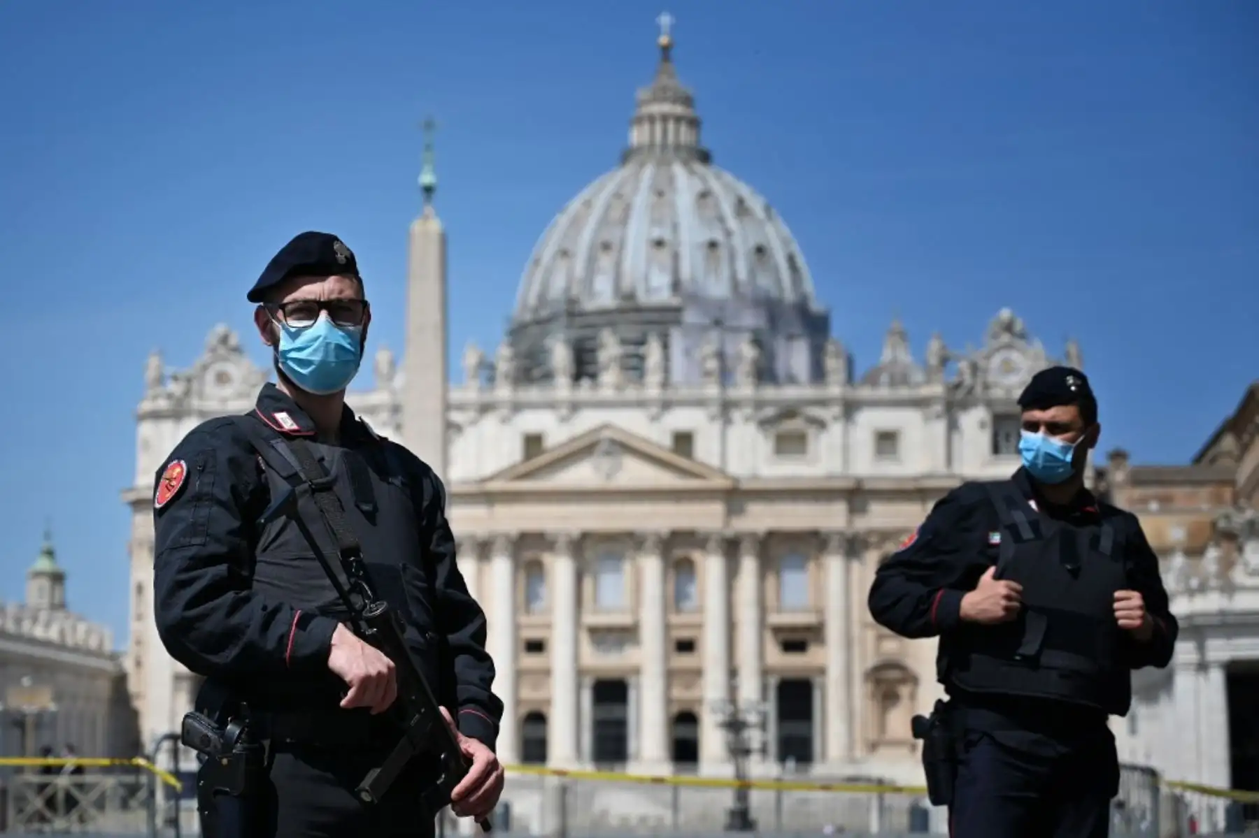 Los policías italianos controlan alrededores de la Plaza San Pedro antes que el Papa Francisco transmitiera la oración del Ángelus desde el Vaticano. Foto: AFP