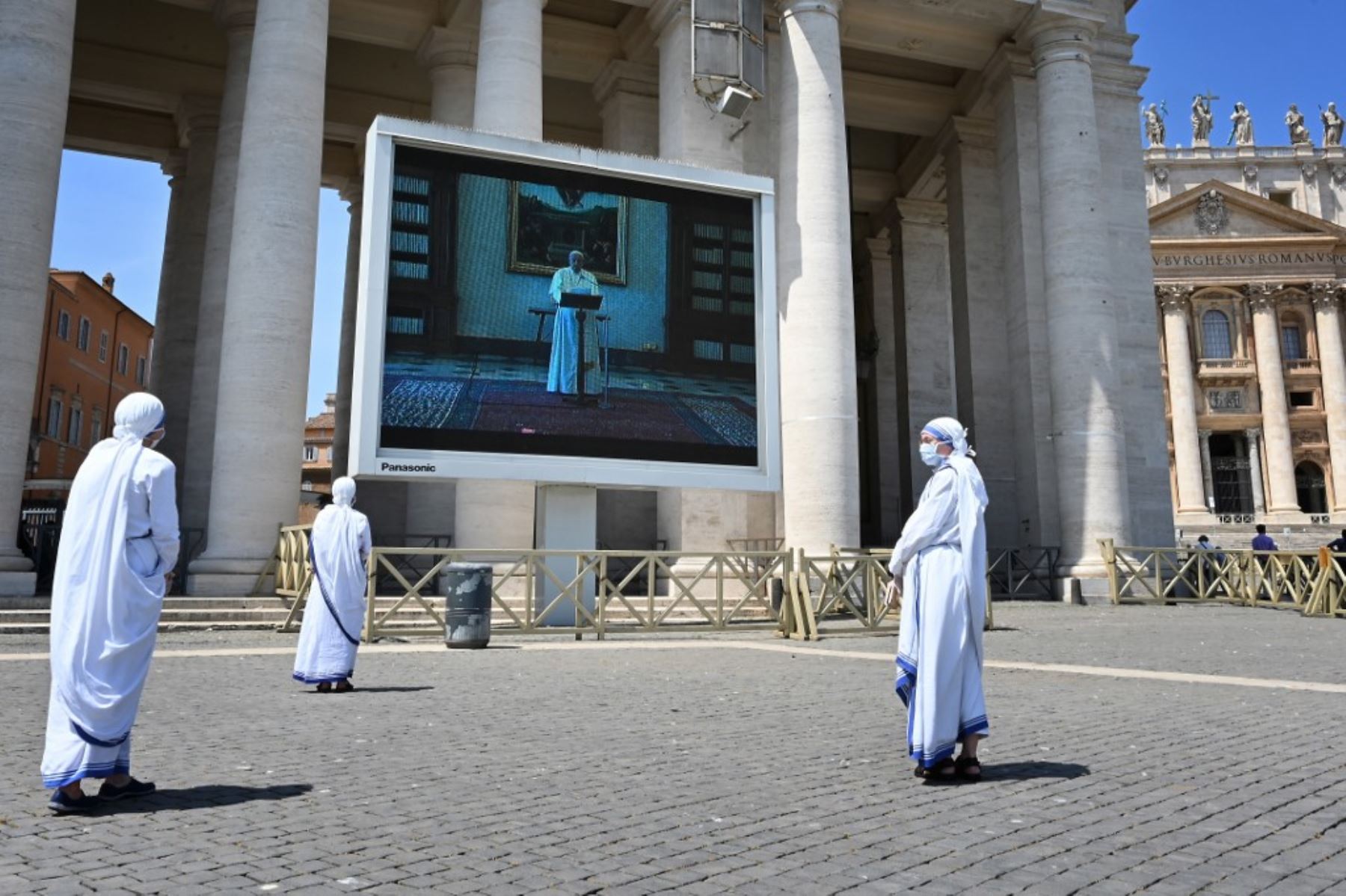 Un grupo de monjas asisten a la oración en vivo del Ángelus del Papa Francisco en la plaza de San Pedro el 24 de mayo de 2020 en el Vaticano.