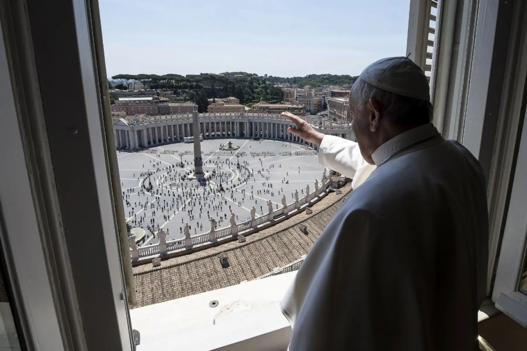 El Papa Francisco saluda desde la ventana del palacio apostólico con vistas a la plaza de San Pedro después de su oración en vivo del Ángelus. Foto: AFP