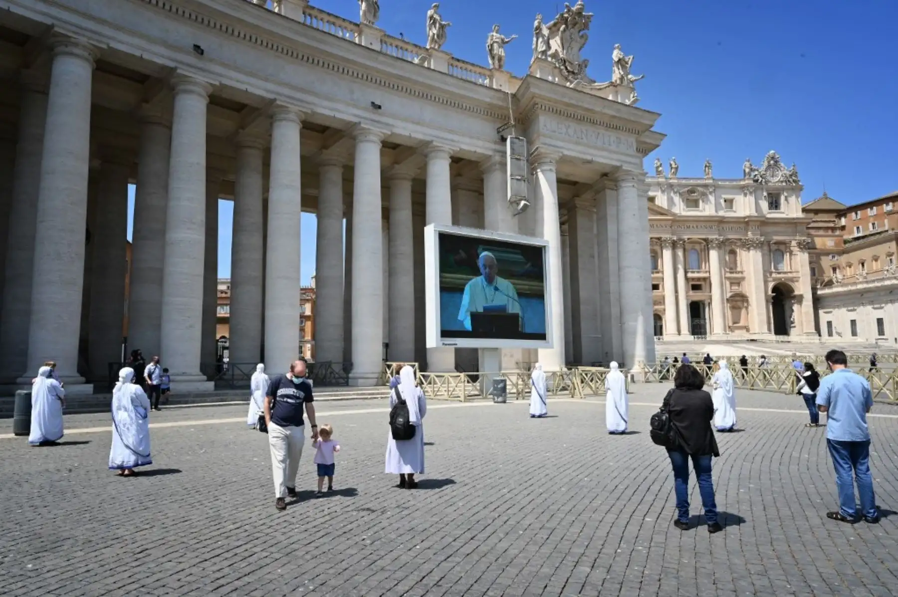 Un grupo de monjas y fieles asisten a la Plaza San Pedro para escuchar la oración en vivo del Ángelus  que el Papa Francisco ofrece desde la sede del Vaticano. Se mantiene la distancia social. Foto: AFP