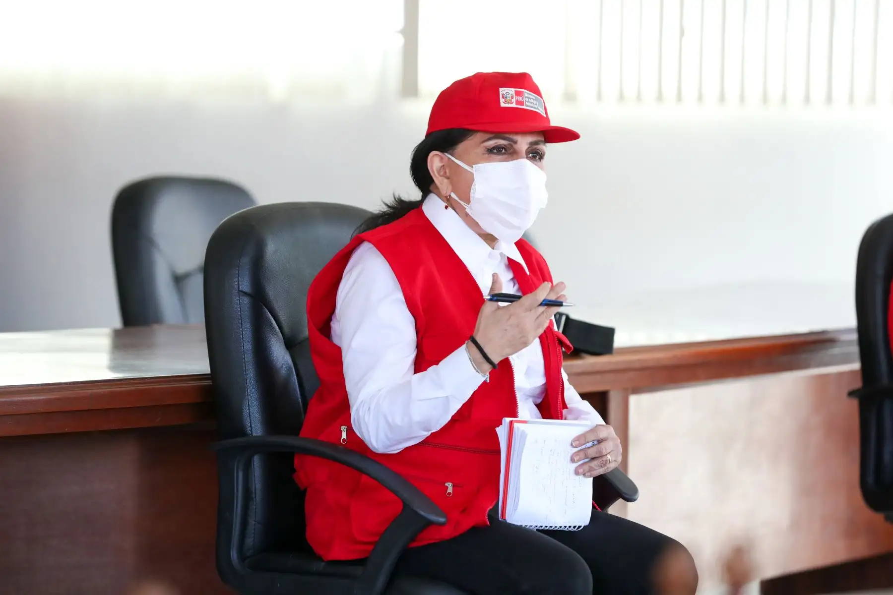 Ministra de la Mujer, Gloria Montengro, sostuvo diálogo con equipo encargado de atender a personas víctimas de violencia. Conversó sobre de la vulnerabilidad que afecta a las mujeres, niños, niñas y adolescentes en épocas de la pandemia y agradeció al equipo por su labor. Foto: ANDINA/MIMP