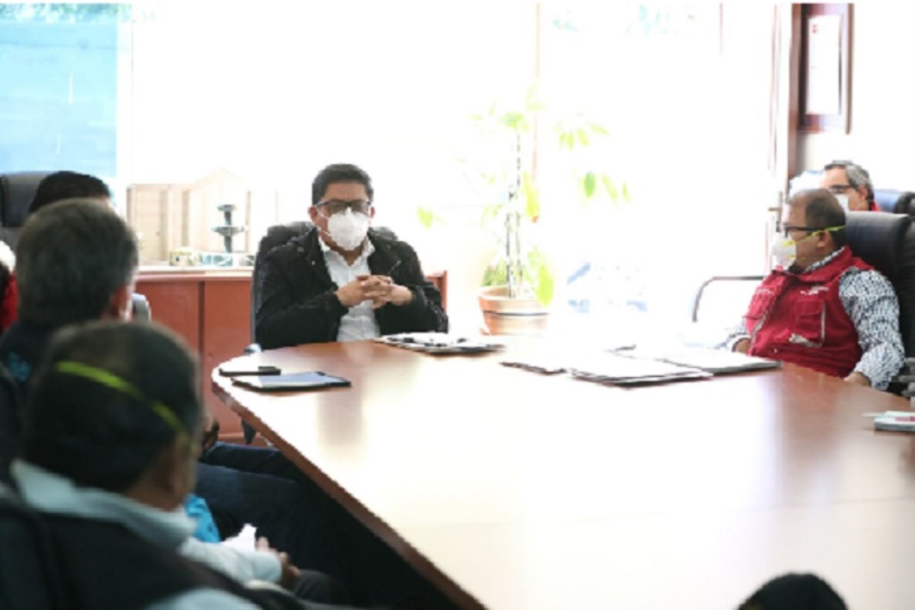 Coronavirus: primer ministro coordinó reforzar acciones con alcaldes de Arequipa