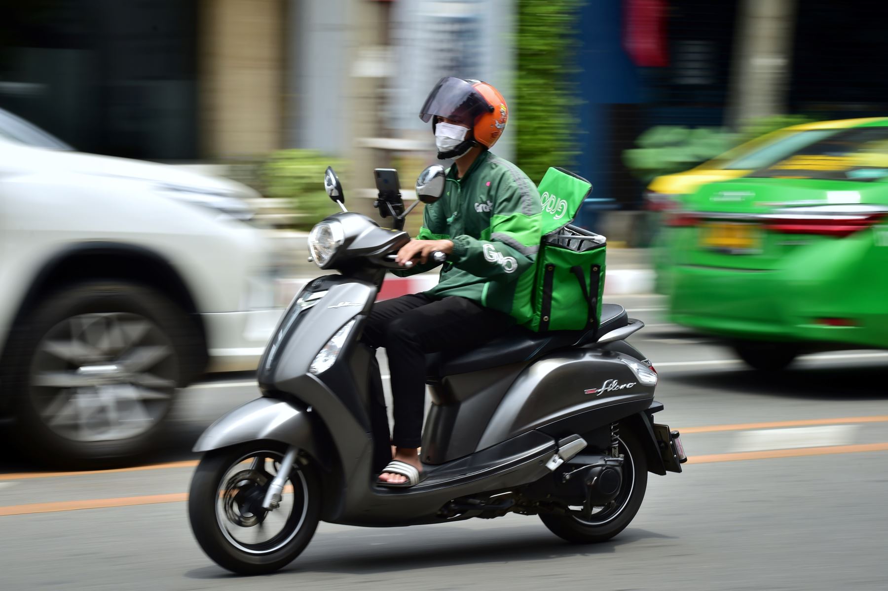 Municipalidad de Miraflores regula estacionamiento de motocicletas dedicadas al reparto de productos a domicilio. AFP