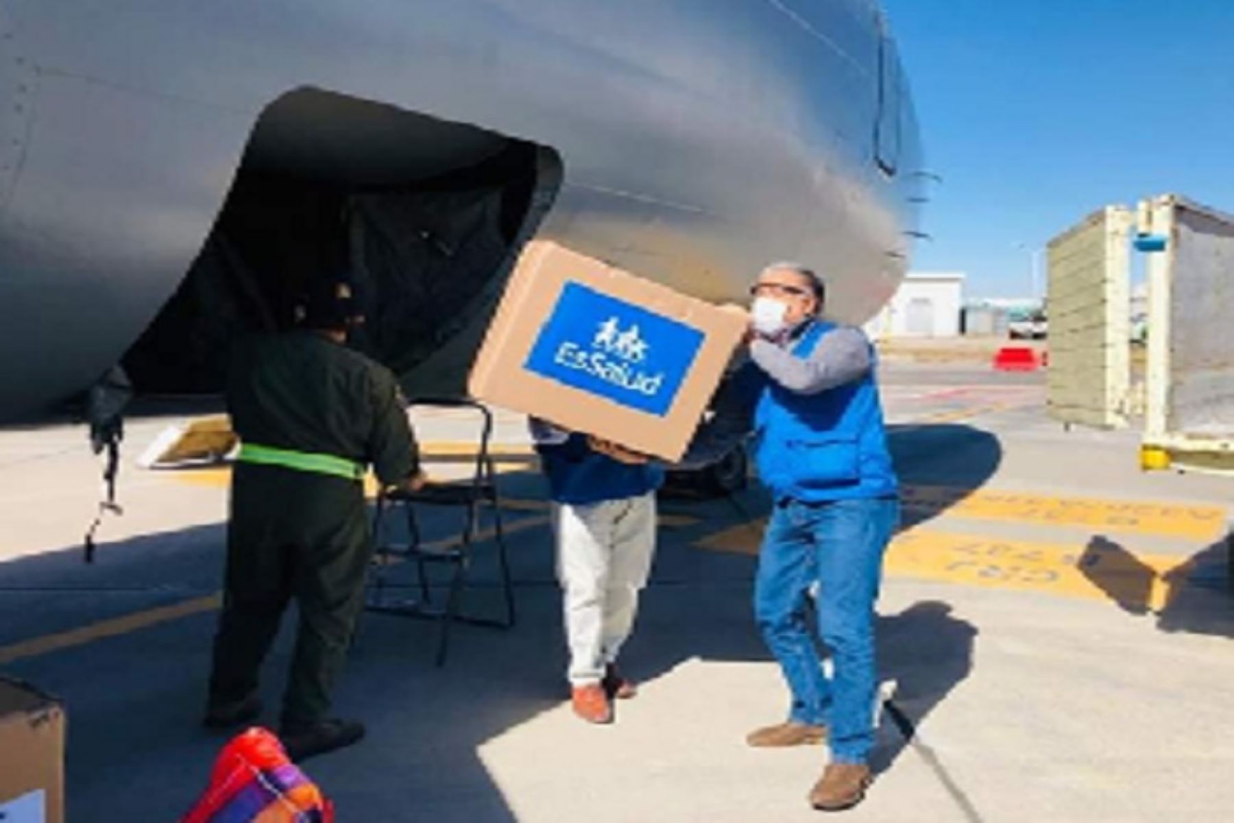 Parte de los equipos médicos llegaron hoy a la ciudad en un avión de la Fuerza Aérea del Perú, que trasladó a la delegación que encabeza el presidente del Consejo de Ministros, Vicente Zeballos, junto a ministros de Estado.