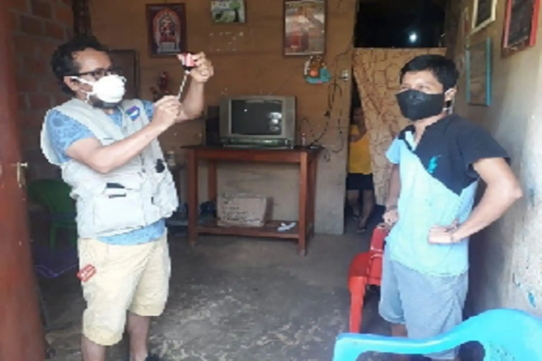 Teobaldo Meléndez Fachín y Julio César Mendoza Escobar, son los periodistas que recorren diariamente los asentamientos humanos de Yurimaguas dosificando con Ivermectina a los infectados. Igualmente entregan bolsas con alimentos que les donan personas de buena voluntad en sus programas de radio.