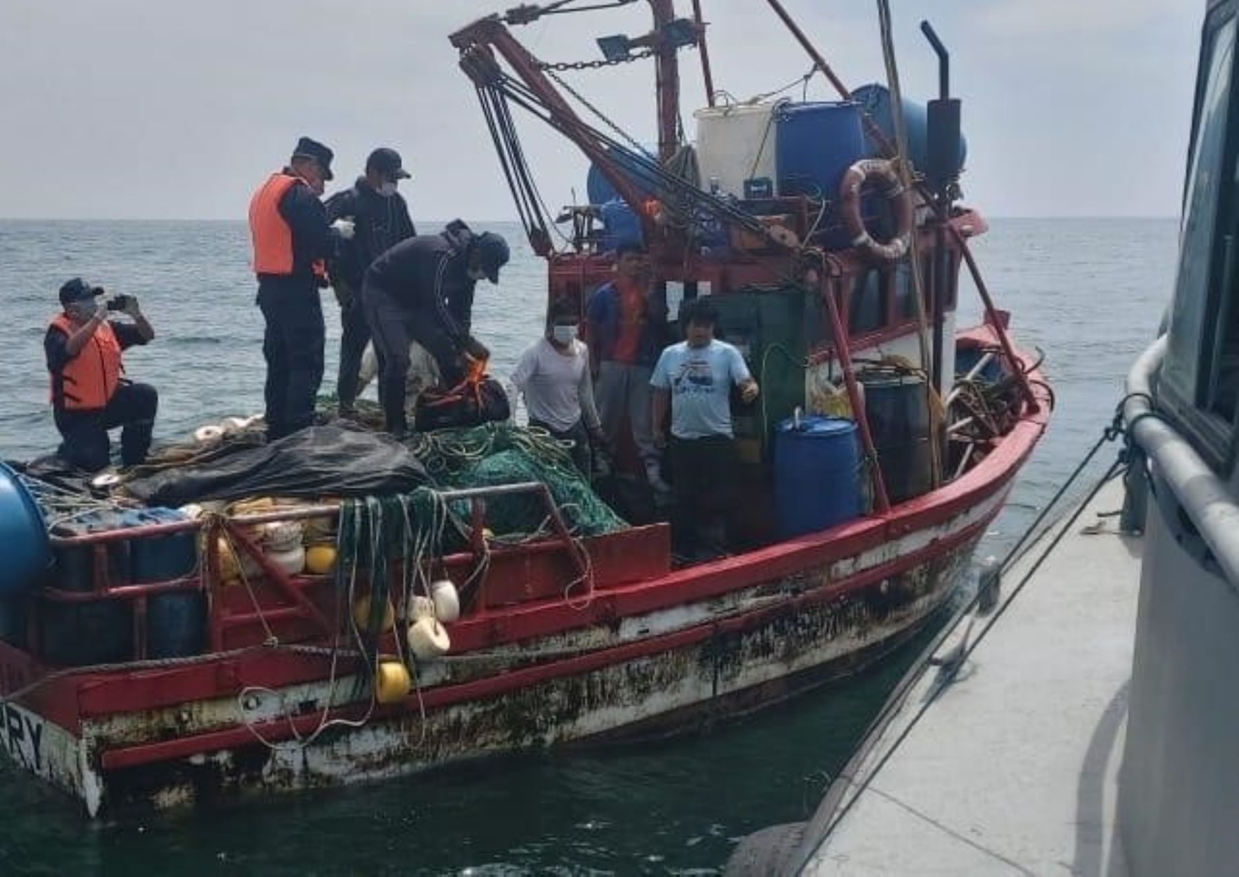 Patrulla de la Marina de Guerra rescata con vida a pescadores de Carquín frente al puerto de Malabrigo, en La Libertad. Los hombres de mar desaparecieron hace 2 semanas. ANDINA/Difusión