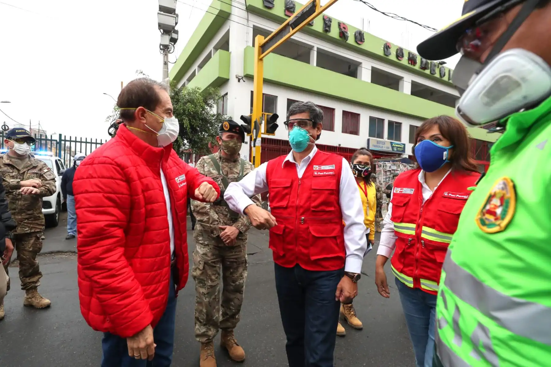 El ministro de Defensa Walter Martos, junto al titular del Ministerio de Transportes, Carlos Lozada y el alcalde de La Victoria George Forsyth supervisan la toma de pruebas rápidas de covid-19 a usuarios de la estación Gamarra de la Línea Uno

Foto: MINDEF