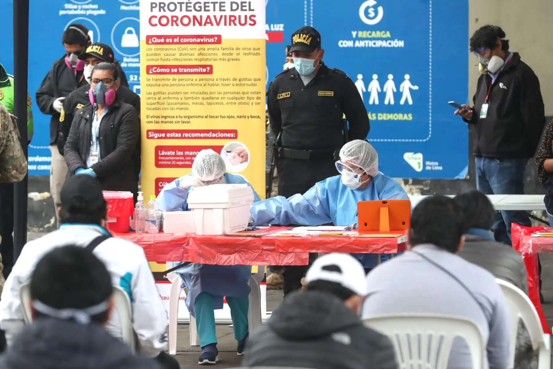 El ministro de Defensa Walter Martos, junto al titular del Ministerio de Transportes, Carlos Lozada y el alcalde de La Victoria George Forsyth supervisan la toma de pruebas rápidas de covid-19 a usuarios de la estación Gamarra de la Línea Uno

Foto: MINDEF
