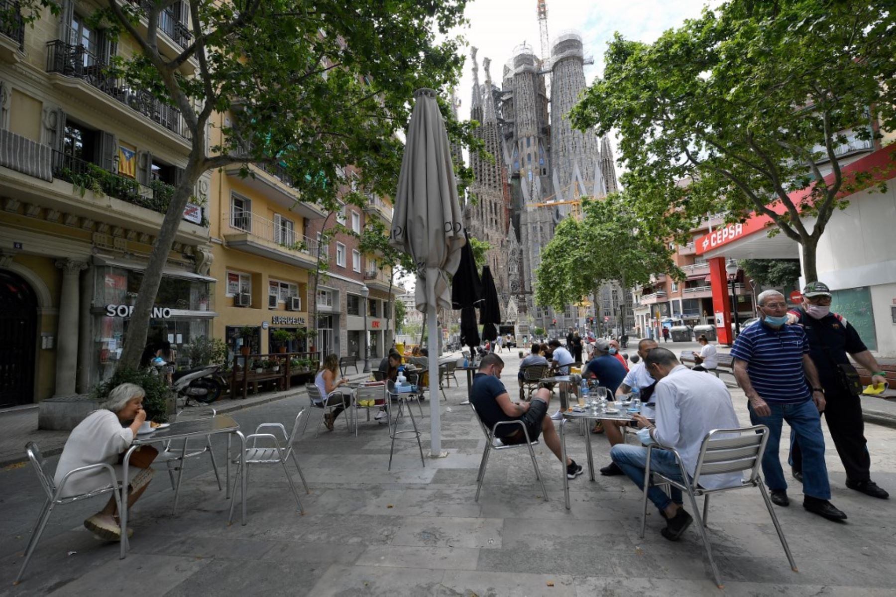 La gente se sienta en un bar con terraza cerca de la Sagrada Familia el 25 de mayo de 2020 en Barcelona. Cientos de residentes de Madrid inundaron los parques de la ciudad. Foto: AFP