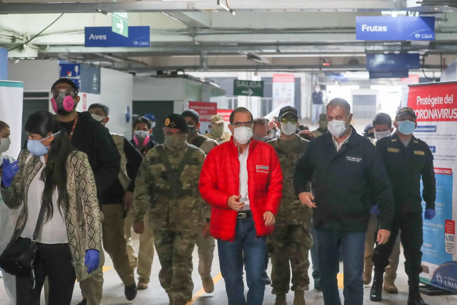 Ministro de Defensa Walter Martos y el Alcalde de Lima, Jorge Muñoz supervisaron la apertura del Mercado Central.

Foto: MINDEF