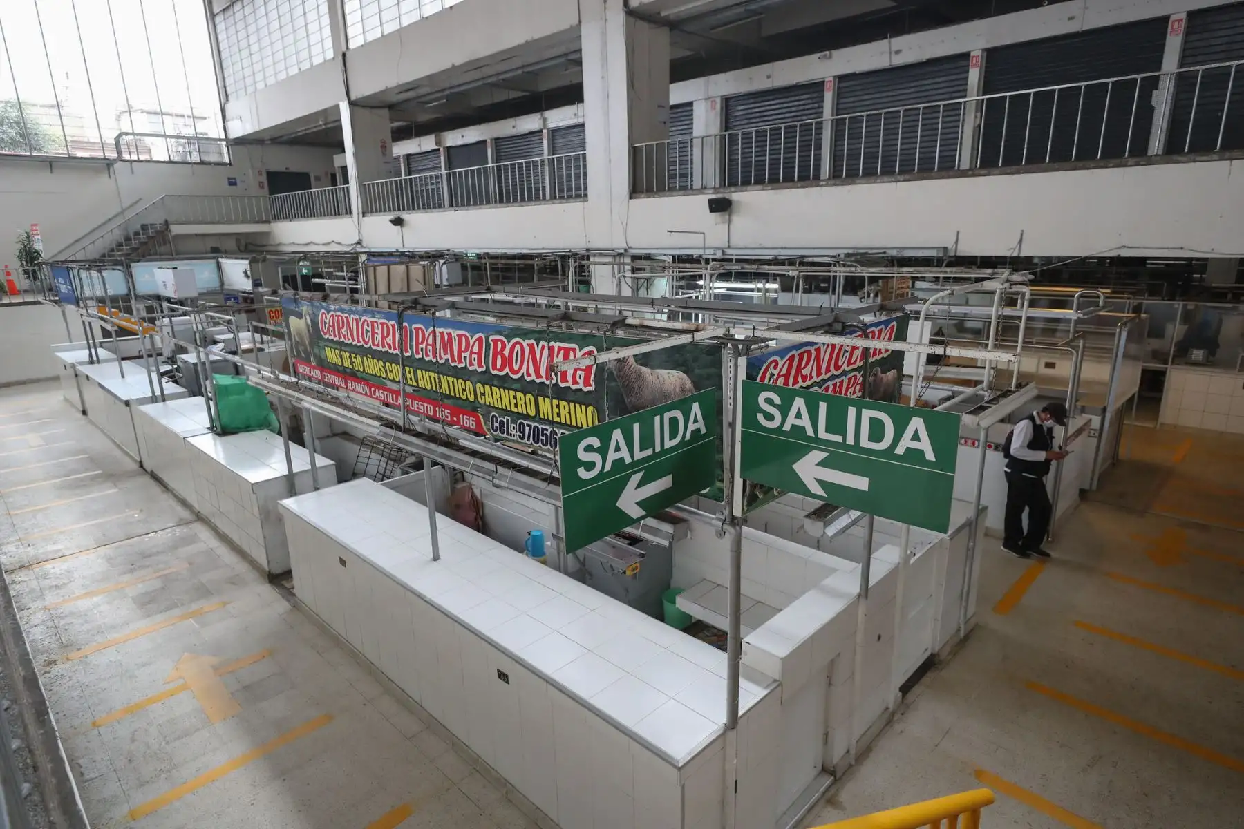 Ministro de Defensa Walter Martos y el Alcalde de Lima, Jorge Muñoz supervisaron la apertura del Mercado Central.

Foto: MINDEF