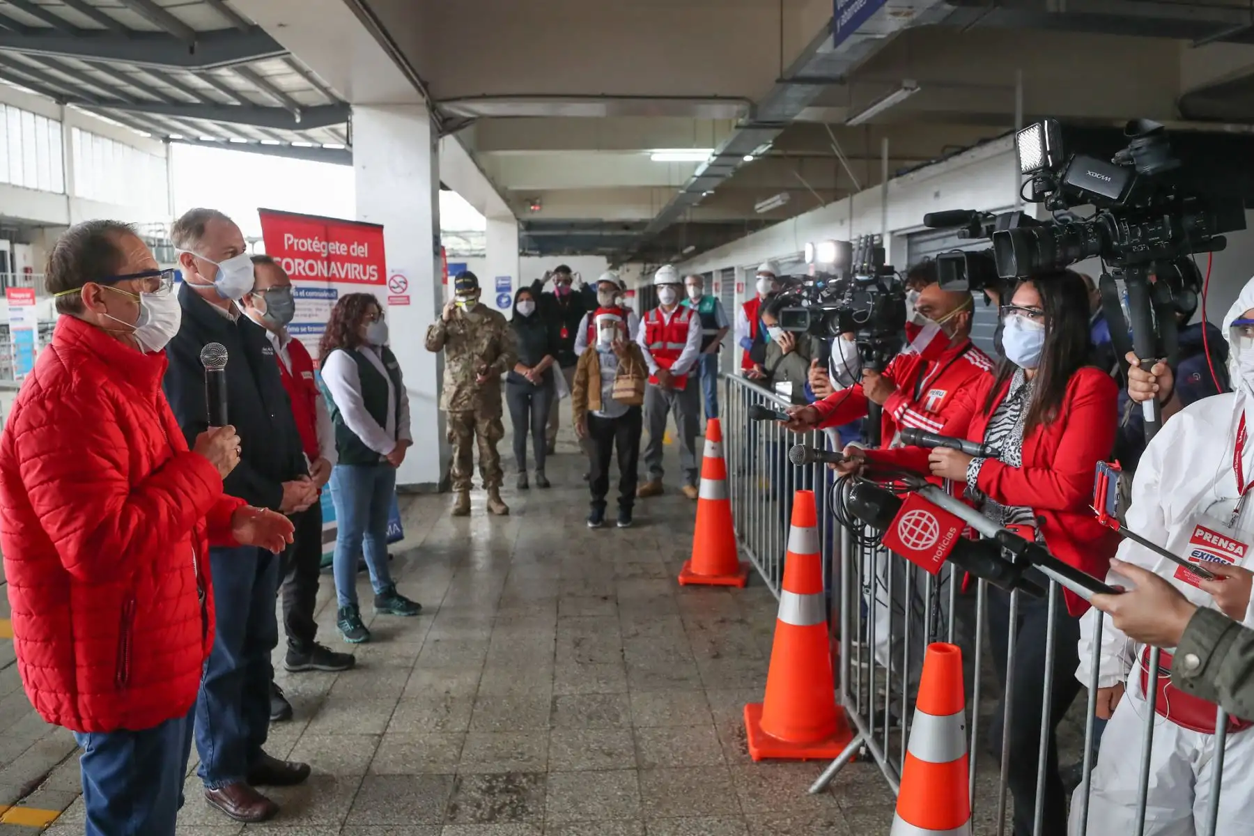 Ministro de Defensa Walter Martos y el Alcalde de Lima, Jorge Muñoz supervisaron la apertura del Mercado Central.

Foto: MINDEF