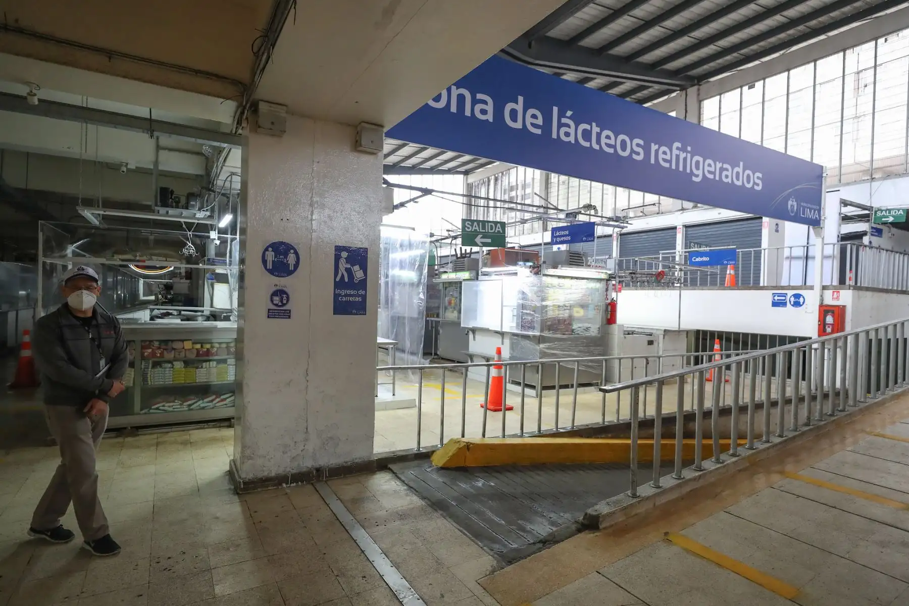 Ministro de Defensa Walter Martos y el Alcalde de Lima, Jorge Muñoz supervisaron la apertura del Mercado Central.

Foto: MINDEF