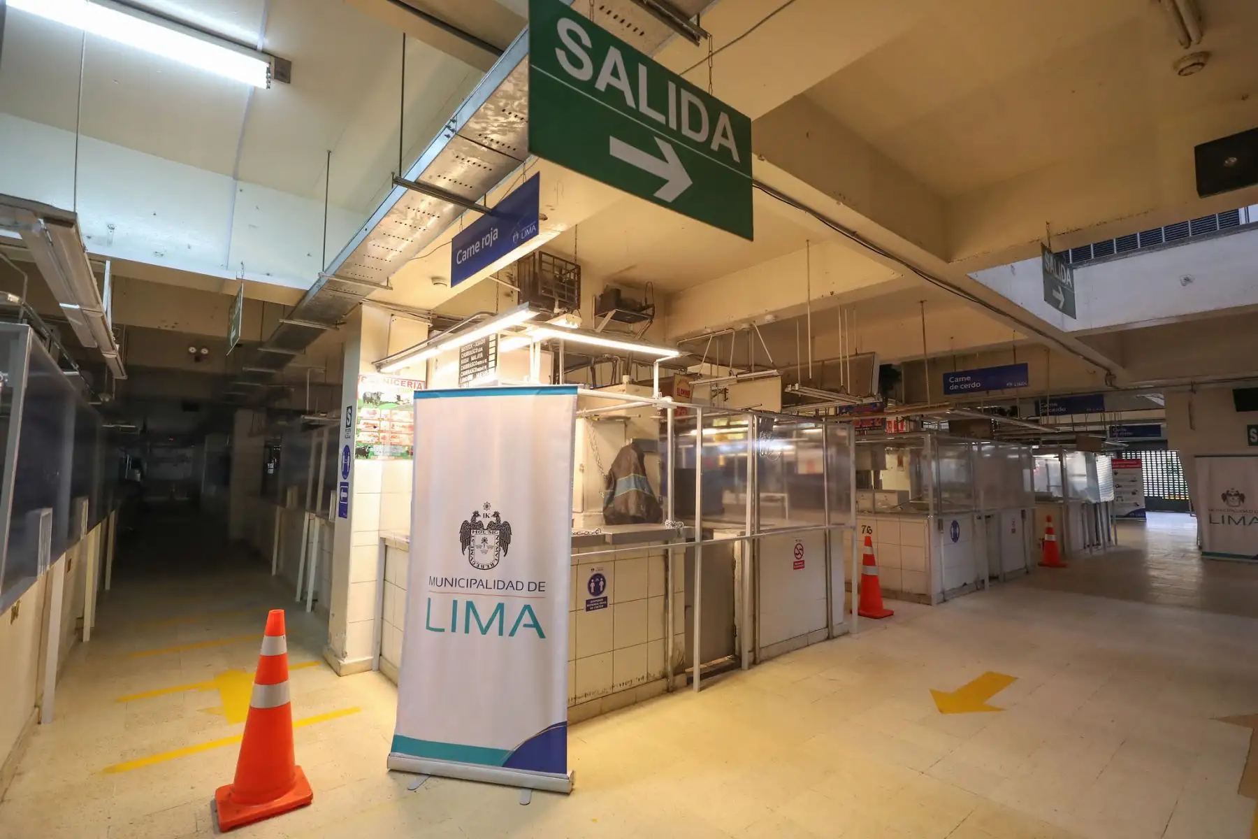 Ministro de Defensa Walter Martos y el Alcalde de Lima, Jorge Muñoz supervisaron la apertura del Mercado Central.

Foto: MINDEF