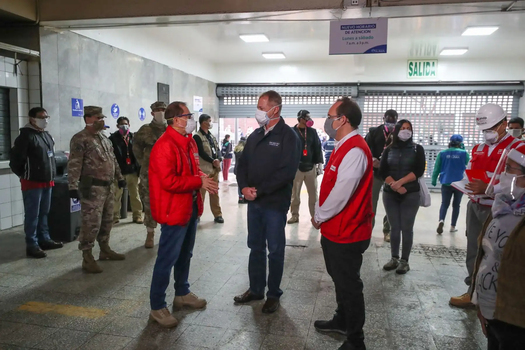 Ministro de Defensa Walter Martos y el Alcalde de Lima, Jorge Muñoz supervisaron la apertura del Mercado Central.

Foto: MINDEF