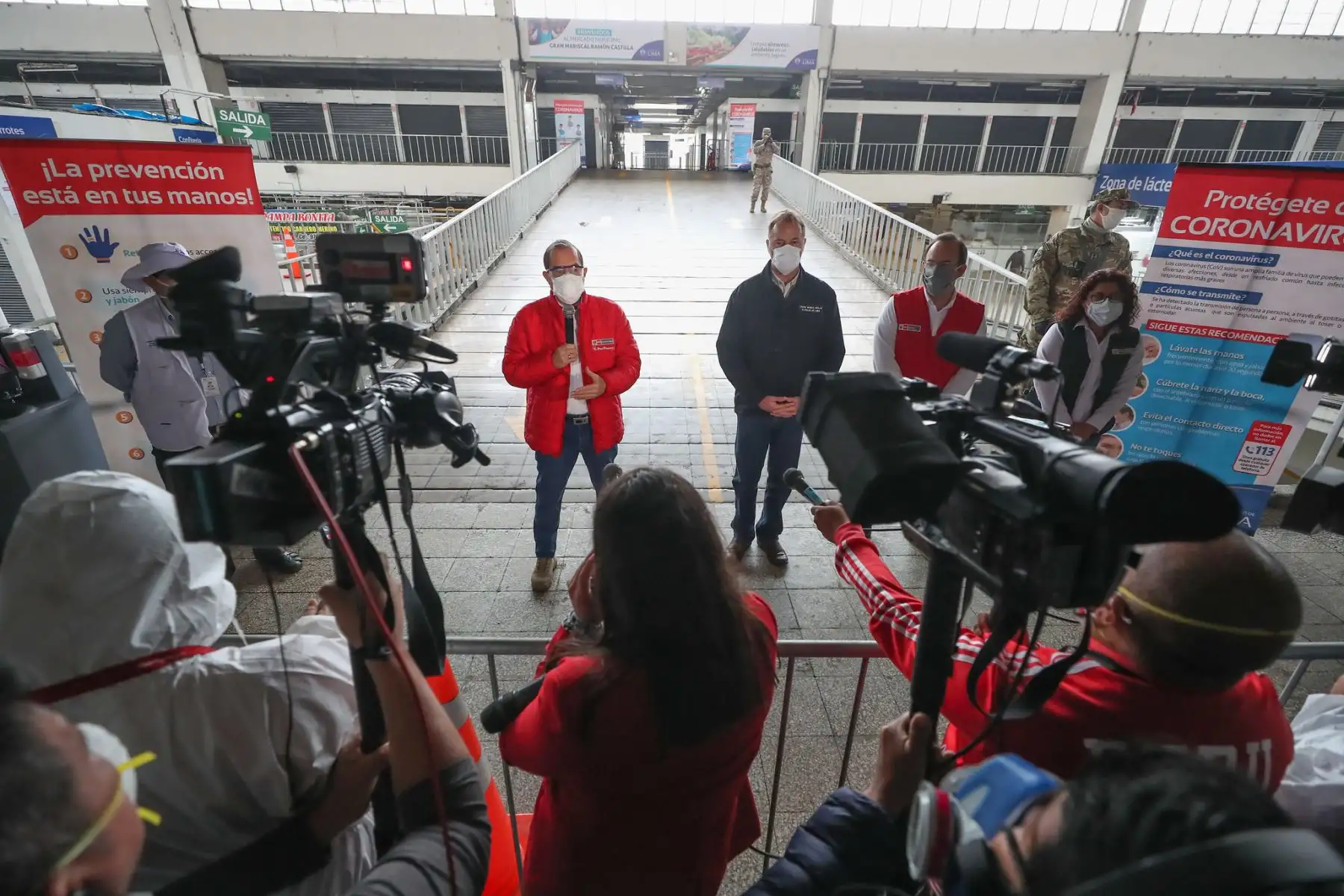 Ministro de Defensa Walter Martos y el Alcalde de Lima, Jorge Muñoz supervisaron la apertura del Mercado Central.

Foto: MINDEF