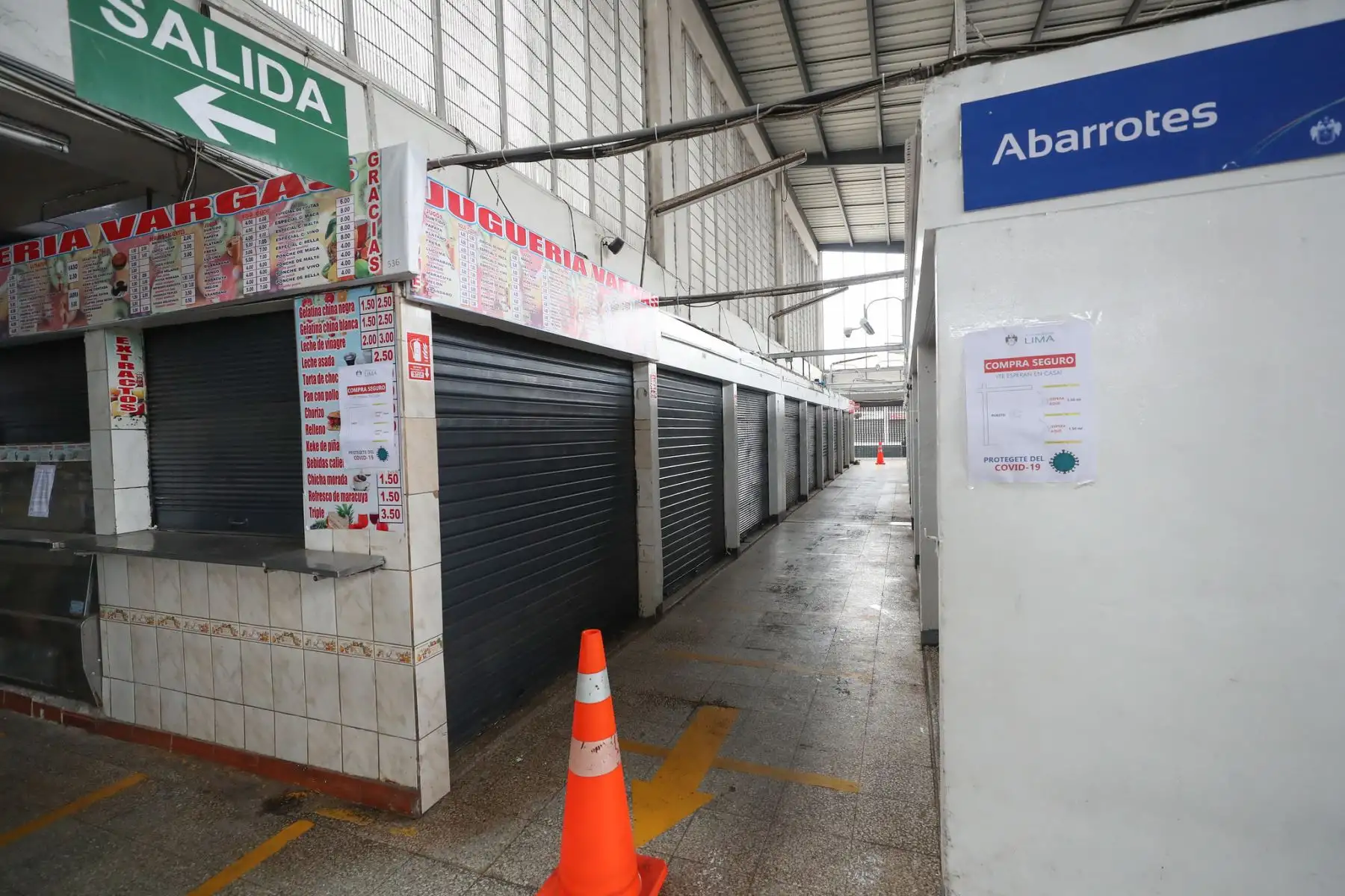 Ministro de Defensa Walter Martos y el Alcalde de Lima, Jorge Muñoz supervisaron la apertura del Mercado Central.

Foto: MINDEF
