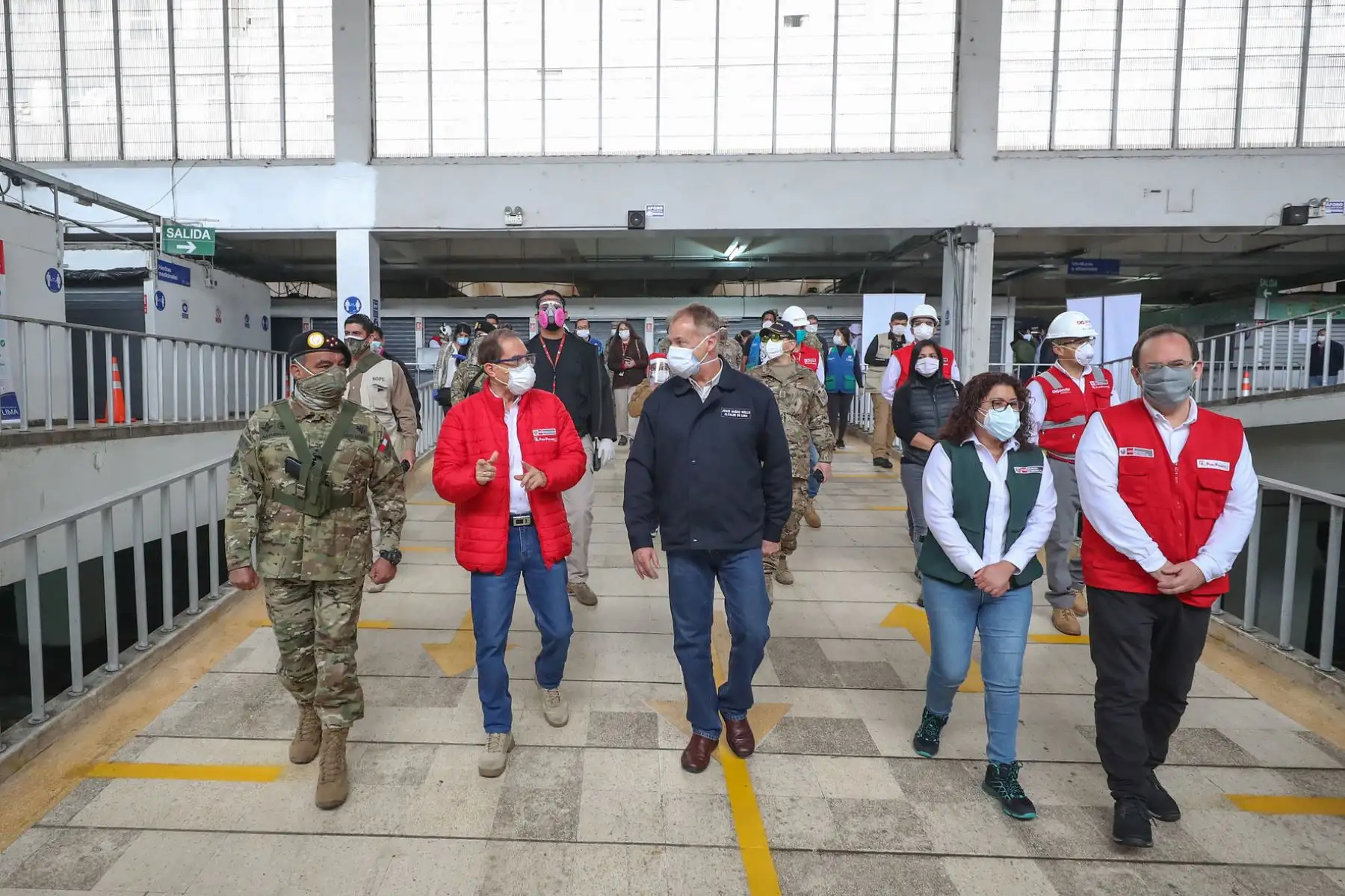 Ministro de Defensa Walter Martos y el Alcalde de Lima, Jorge Muñoz supervisaron la apertura del Mercado Central.

Foto: MINDEF