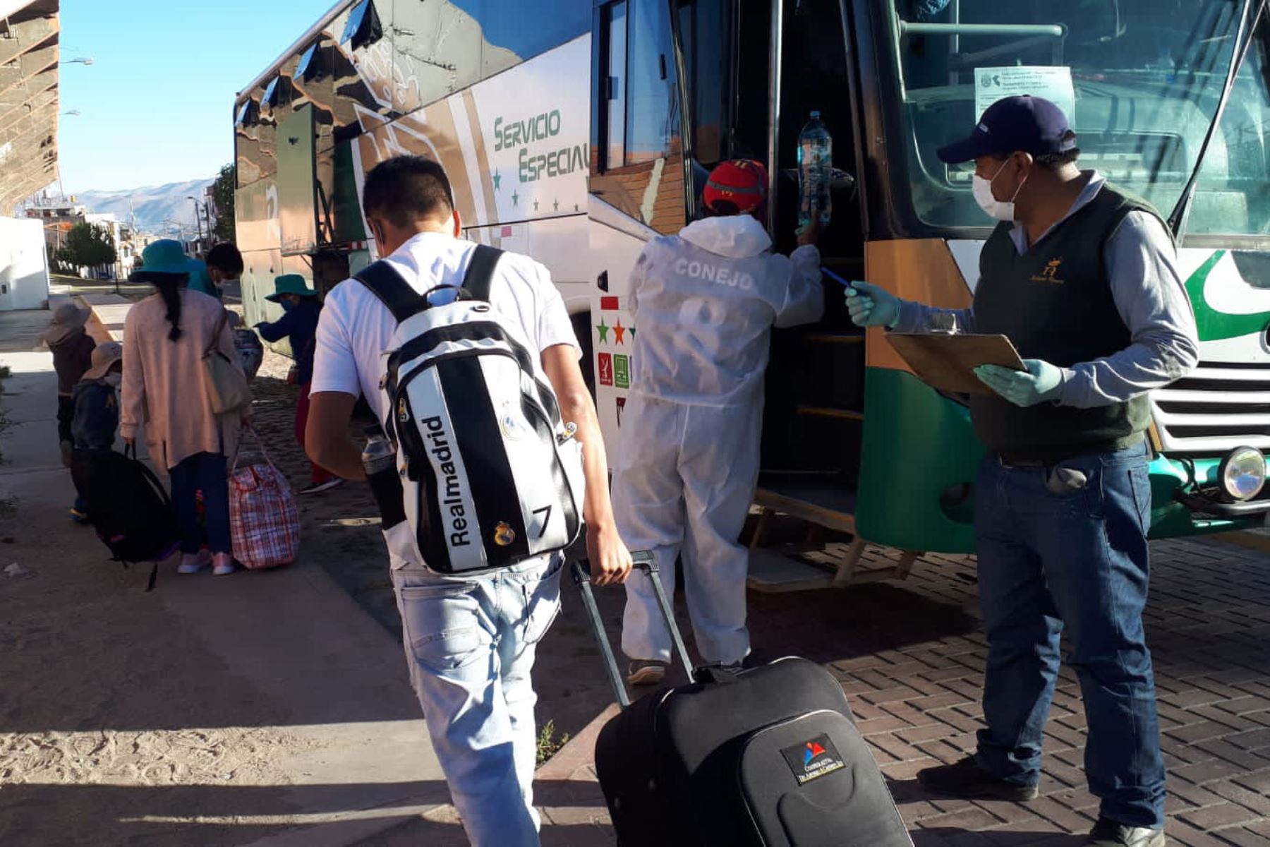 Medio centenar de personas que cumplían cuarentena en la cuidad de Arequipa fueron trasladadas a Orcopampa, su distrito de origen.Foto: ANDINA/Difusión