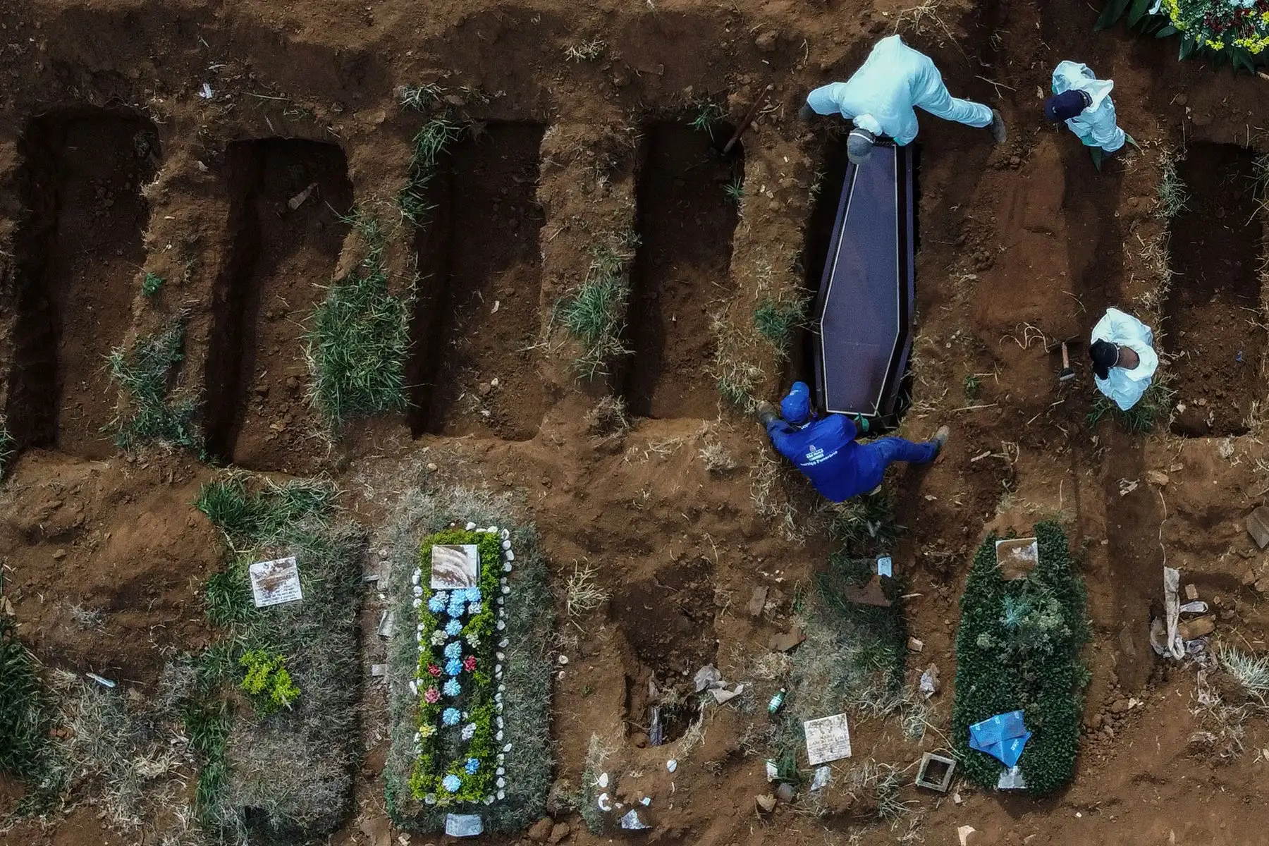 Imagen aérea que muestra sepultureros enterrando a una presunta víctima de covid-19 en el cementerio de Vila Formosa, en las afueras de Sao Paulo, Brasil. Foto: AFP