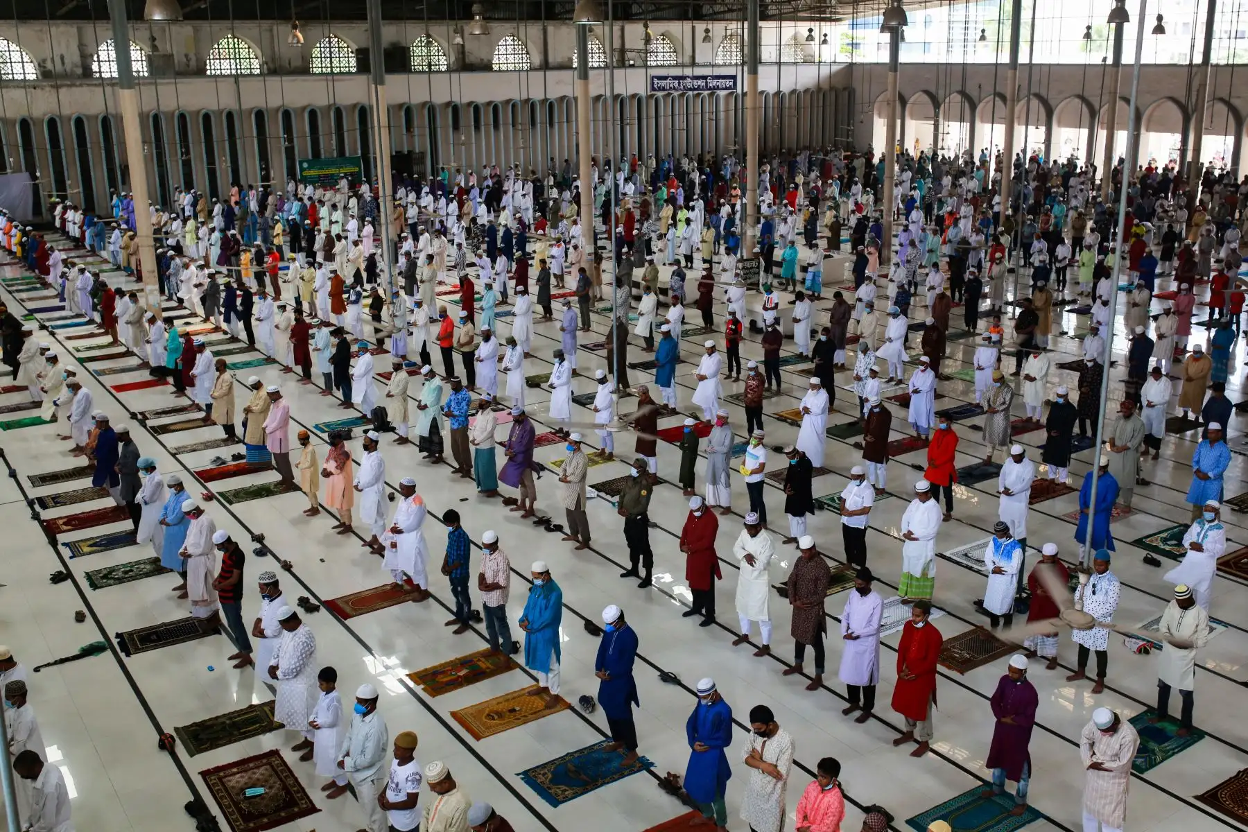 Los devotos musulmanes ofrecen una oración especial en la Mezquita Nacional de Baitul Mukarram para comenzar el festival Eid-al-Fitr que marca el final del mes de ayuno islámico del Ramadán en Dhaka. Foto: AFP