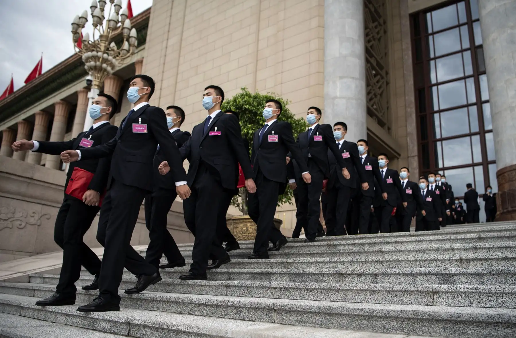 El personal de seguridad marchó después de la segunda sesión plenaria del Congreso Nacional del Pueblo (APN) en el Gran Salón del Pueblo en Beijing. Foto: AFP