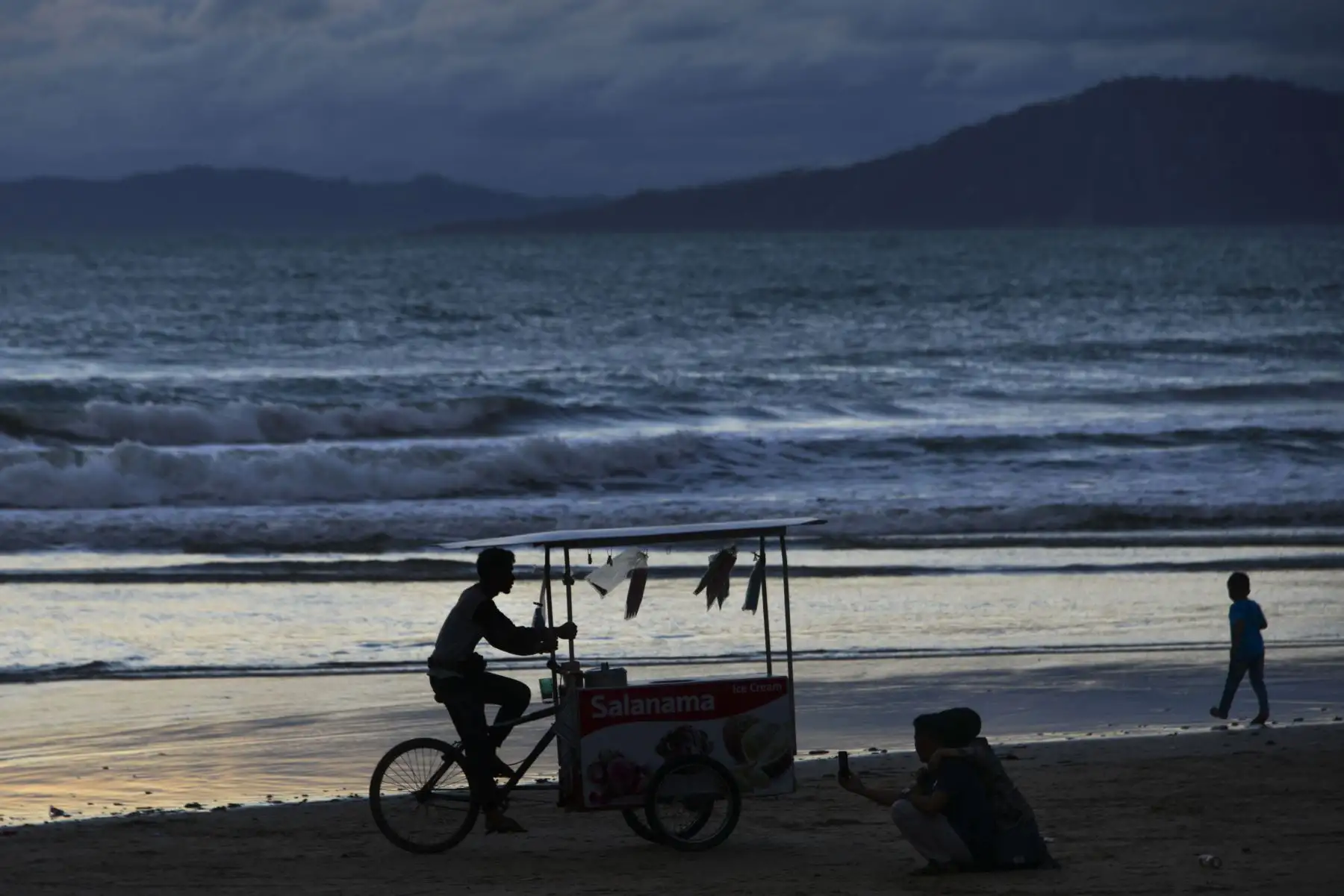 Un vendedor de helados monta su carro mientras la gente se reúne el segundo día de Eid al-Fitr, que marca el final del mes sagrado musulmán del Ramadán. Foto: AFP