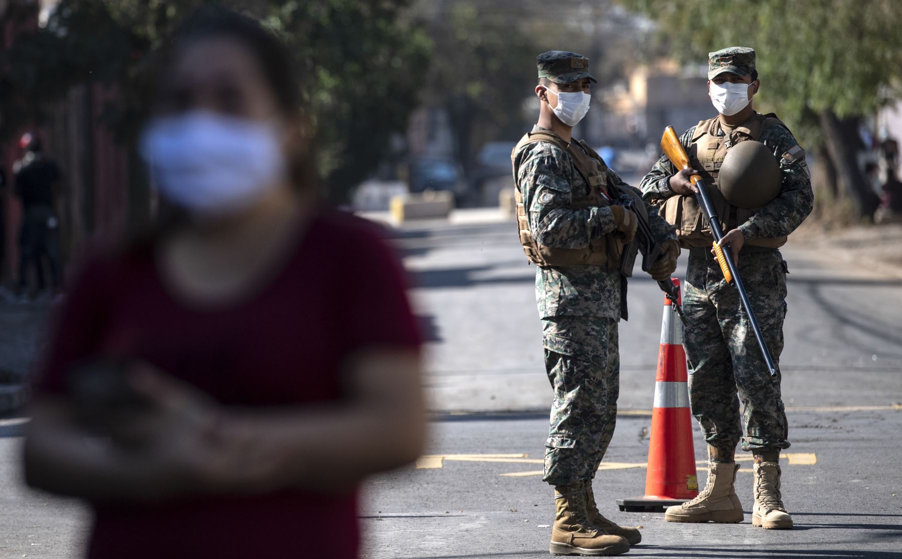 Los soldados patrullan una calle en Santiago. Foto: AFP
