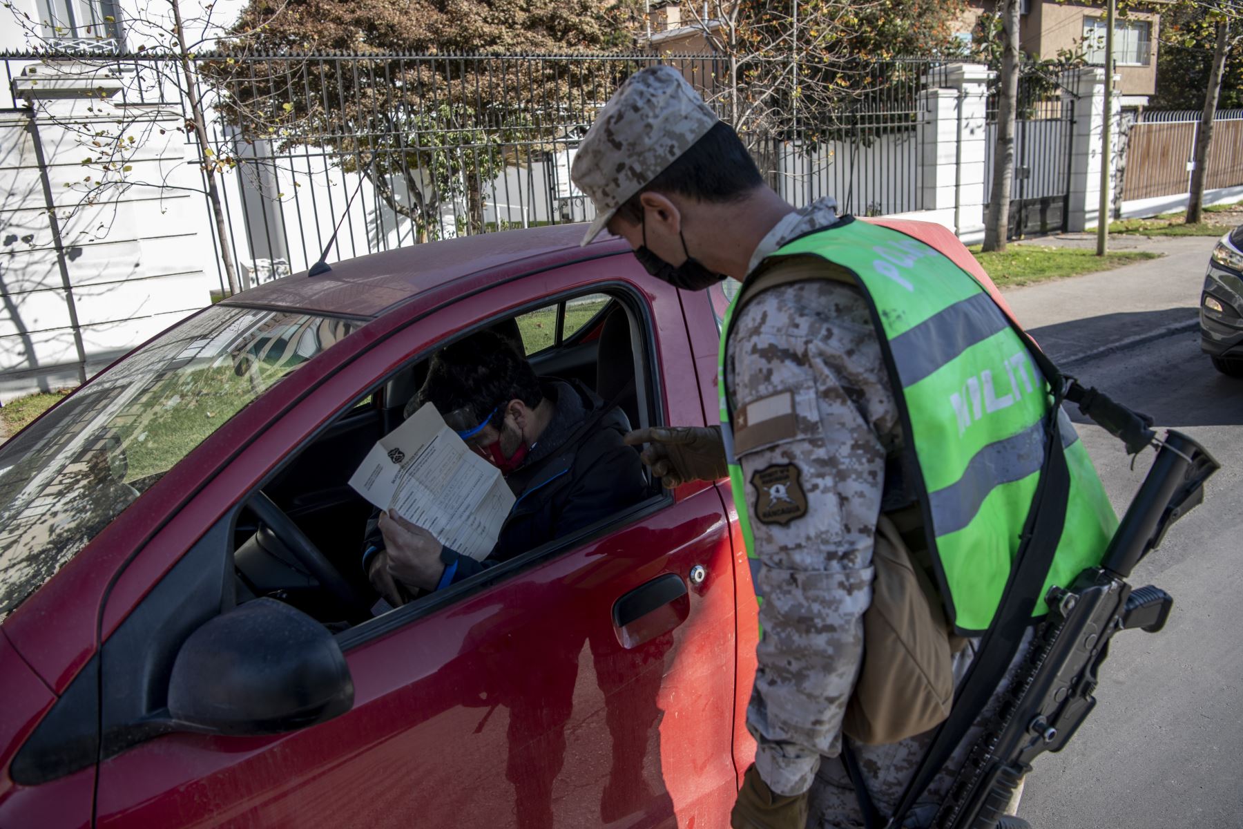Un soldado detiene un automóvil en un puesto de control en Santiago. Foto: AFP