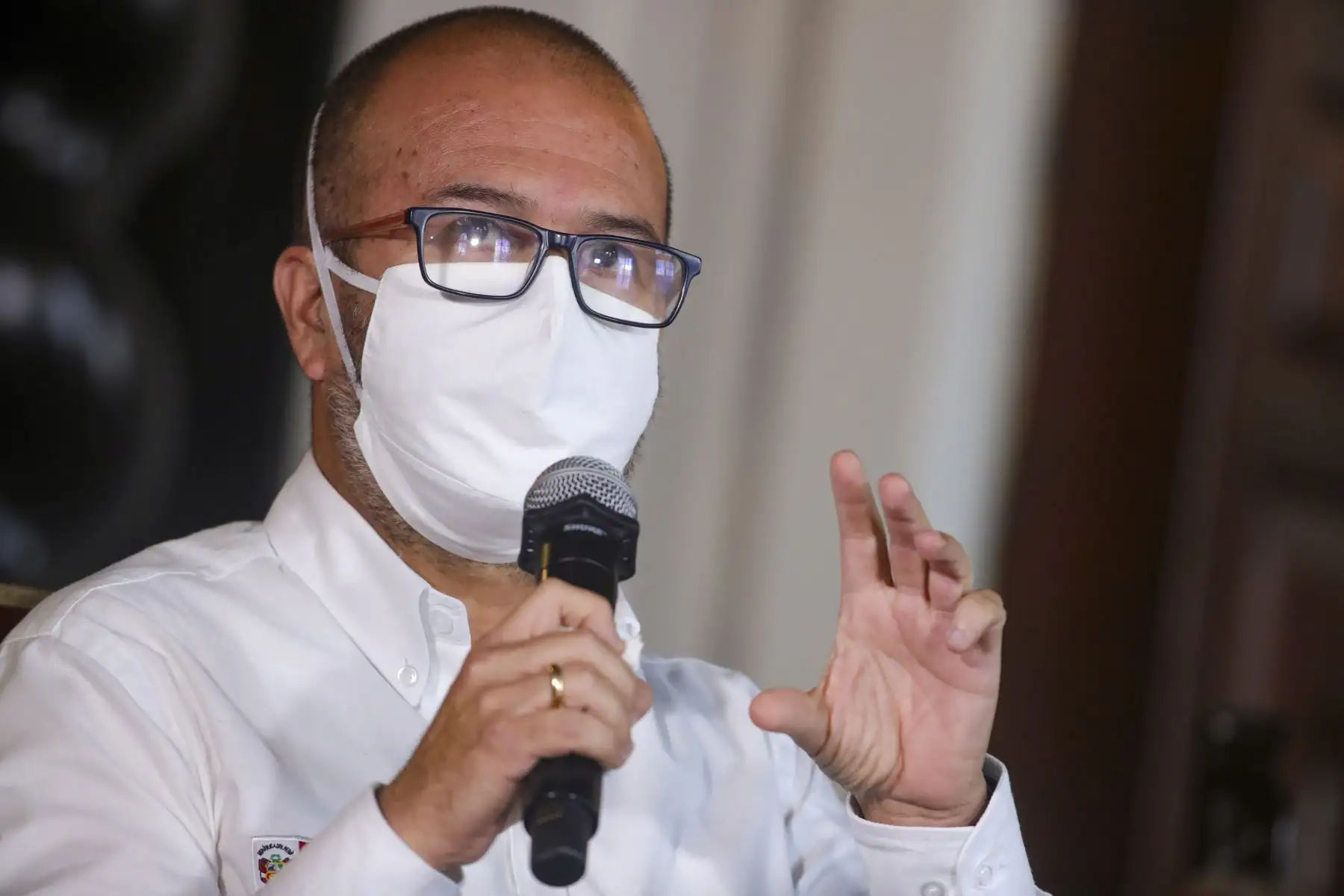 Zamora explicó que “la principal medida que hemos tomado como Ministerio de Salud, es que cuando el personal médico requiera un traslado hacia un centro de mayor cobertura, , se de gracias al esfuerzo de nuestra institución”. ANDINA/Prensa Presidencia