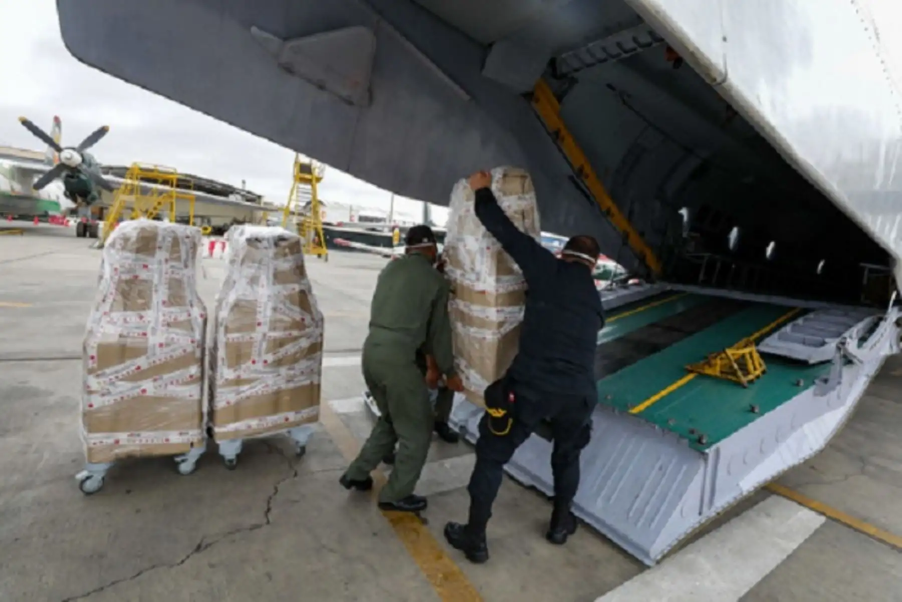 En vuelos de la Policía Nacional del Perú, Produce llevó tres ventiladores mecánicos nuevos para el Hospital Santa Gema.