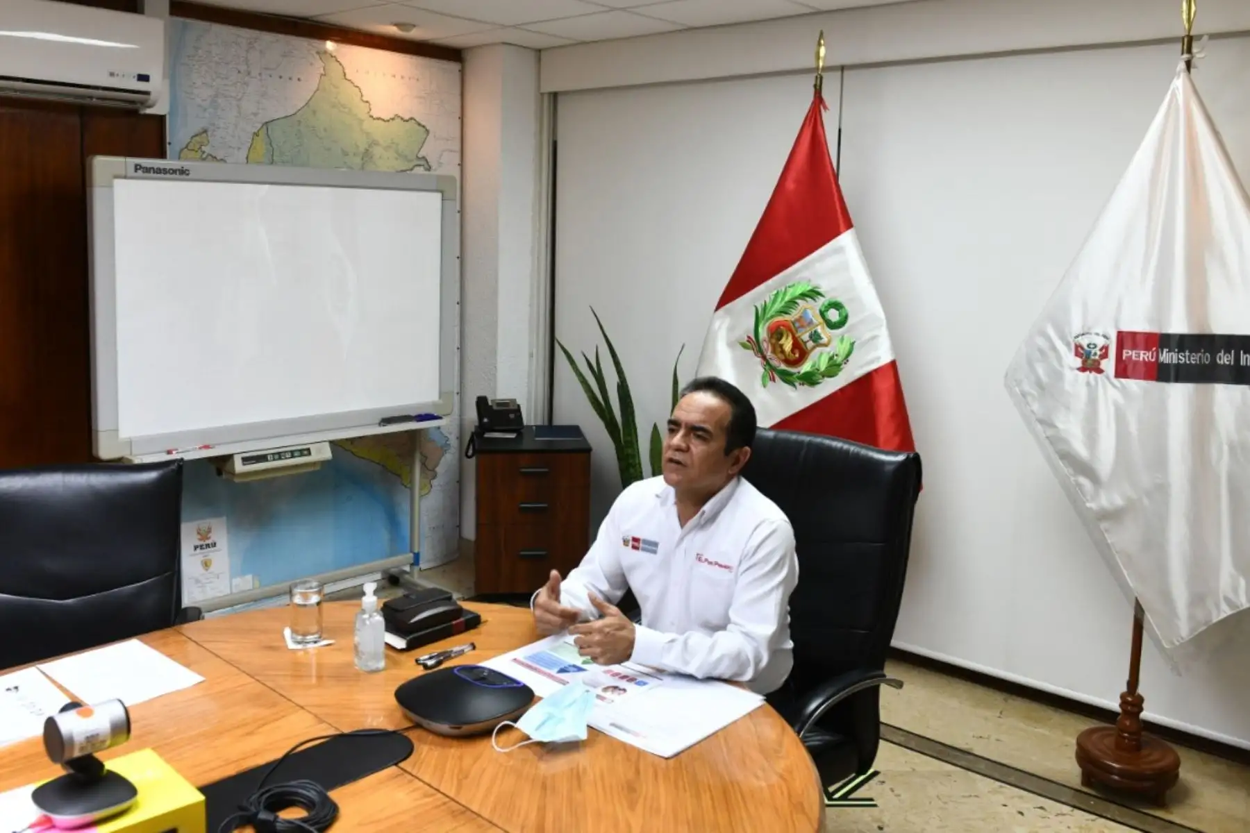 Ministro del Interior, Gastón Rodriguez participa en reunión virtual con burgomaestres de Villa El Salvador, San Juan de Miraflores, Pachacámac, Villa María del Triunfo, Cieneguilla y Santiago de Surco.
Foto: Mininter