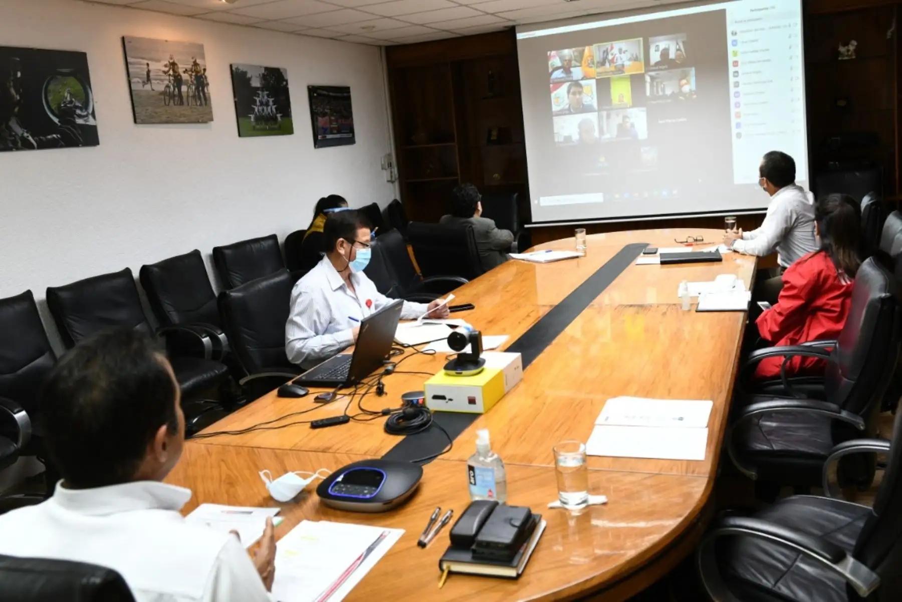 Ministro del Interior, Gastón Rodriguez participa en reunión virtual con burgomaestres de Villa El Salvador, San Juan de Miraflores, Pachacámac, Villa María del Triunfo, Cieneguilla y Santiago de Surco.
Foto: Mininter