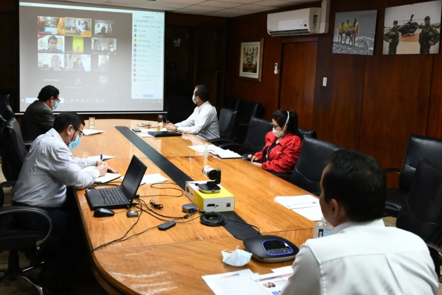 Ministro del Interior, Gastón Rodriguez participa en reunión virtual con burgomaestres de Villa El Salvador, San Juan de Miraflores, Pachacámac, Villa María del Triunfo, Cieneguilla y Santiago de Surco.
Foto: Mininter