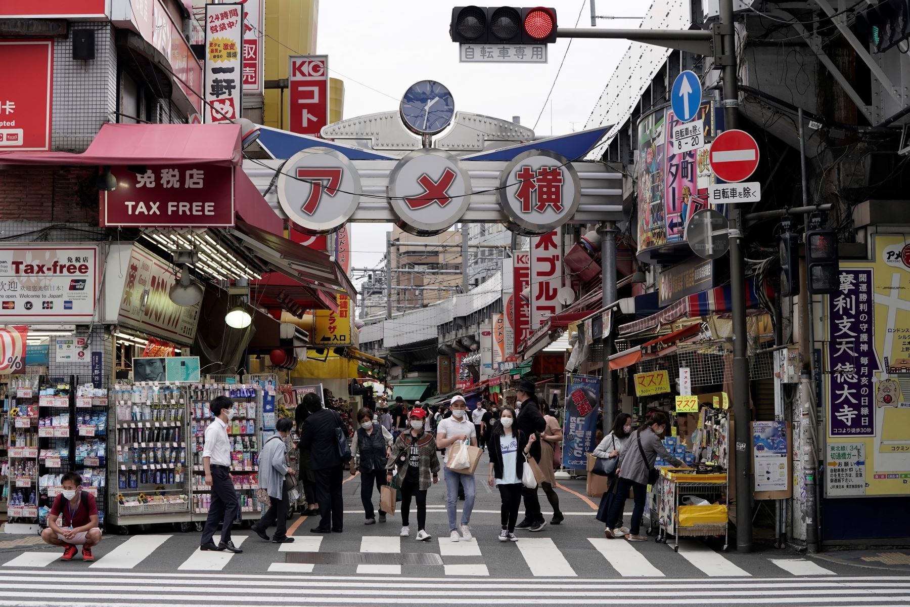 La gente camina por la calle Ameya-Yokocho (Ameyoko) en Tokio, Japón. Foto: EFE