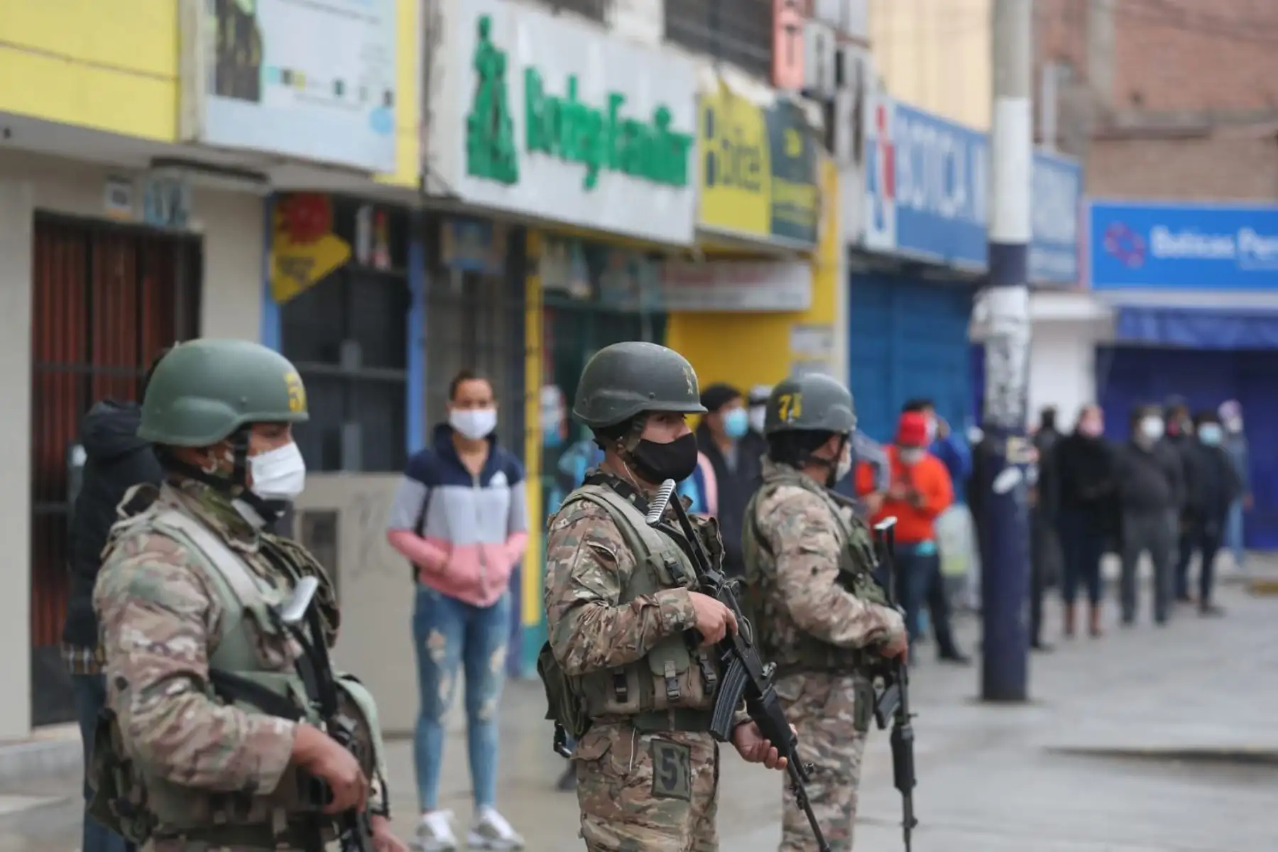 Ministro de Defensa, Walter Martos, lidera toma de muestras en paradero Plaza Lima Sur. Foto: MINDEF
