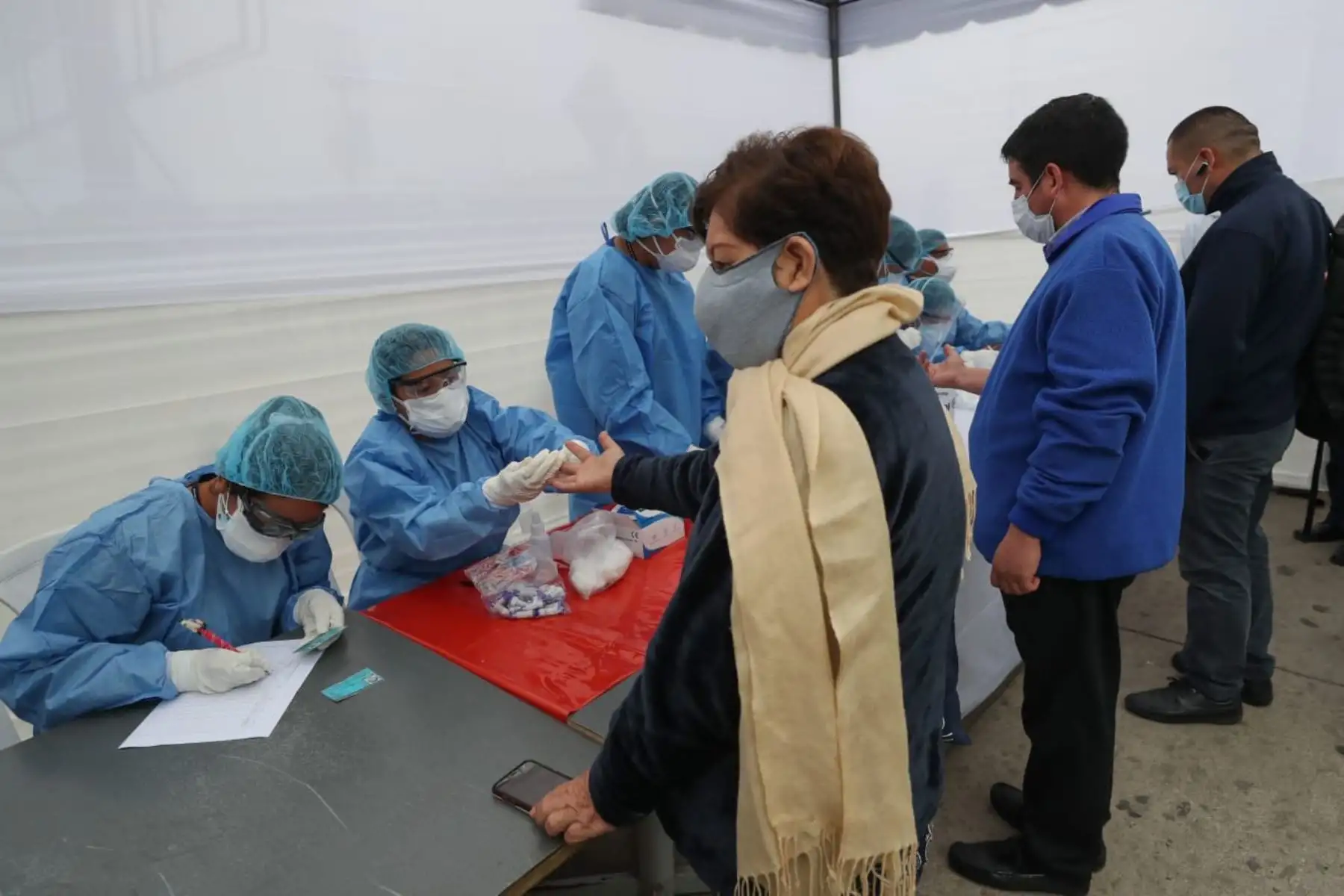 Ministro de Defensa, Walter Martos, lidera toma de muestras en paradero Plaza Lima Sur. Foto: MINDEF