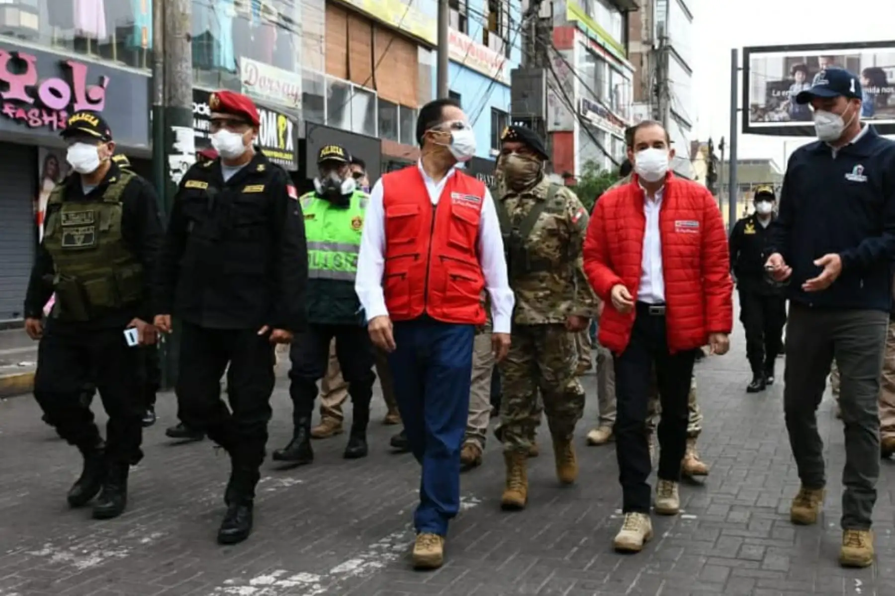 Ministro del Interior, Gastón Rodríguez, junto al titular del Ministerio de Defensa Walter Martos y el alcalde George Forsyth,  supervisa operativo de control y restablecimiento del principio de autoridad en los alrededores de Gamarra a fin de evitar el comercio ambulatorio.

Foto: ANDINA/@MininterPeru.