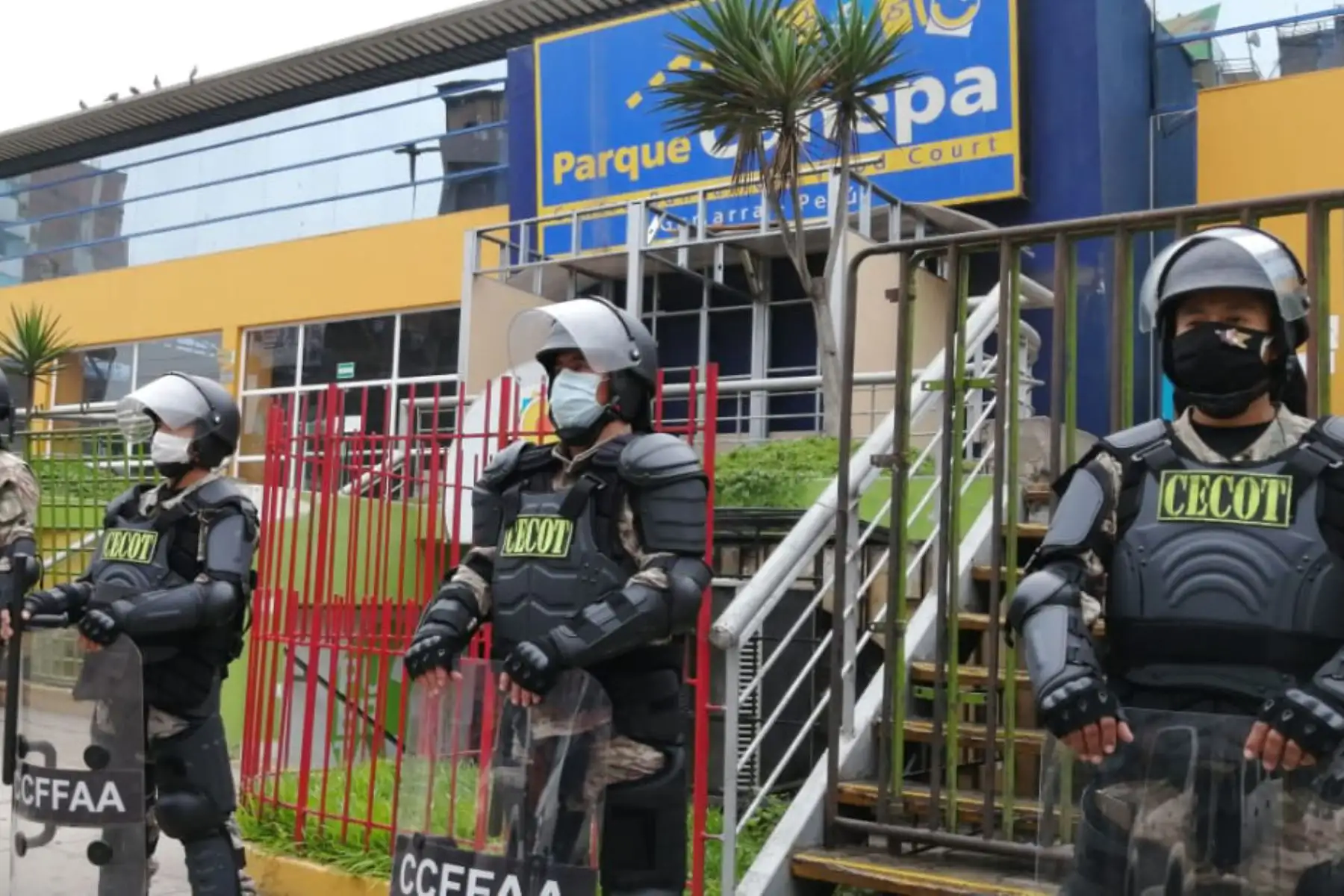 Ministro del Interior, Gastón Rodríguez, junto al titular del Ministerio de Defensa Walter Martos y el alcalde George Forsyth,  supervisa operativo de control y restablecimiento del principio de autoridad en los alrededores de Gamarra a fin de evitar el comercio ambulatorio.

Foto: ANDINA/@MininterPeru.